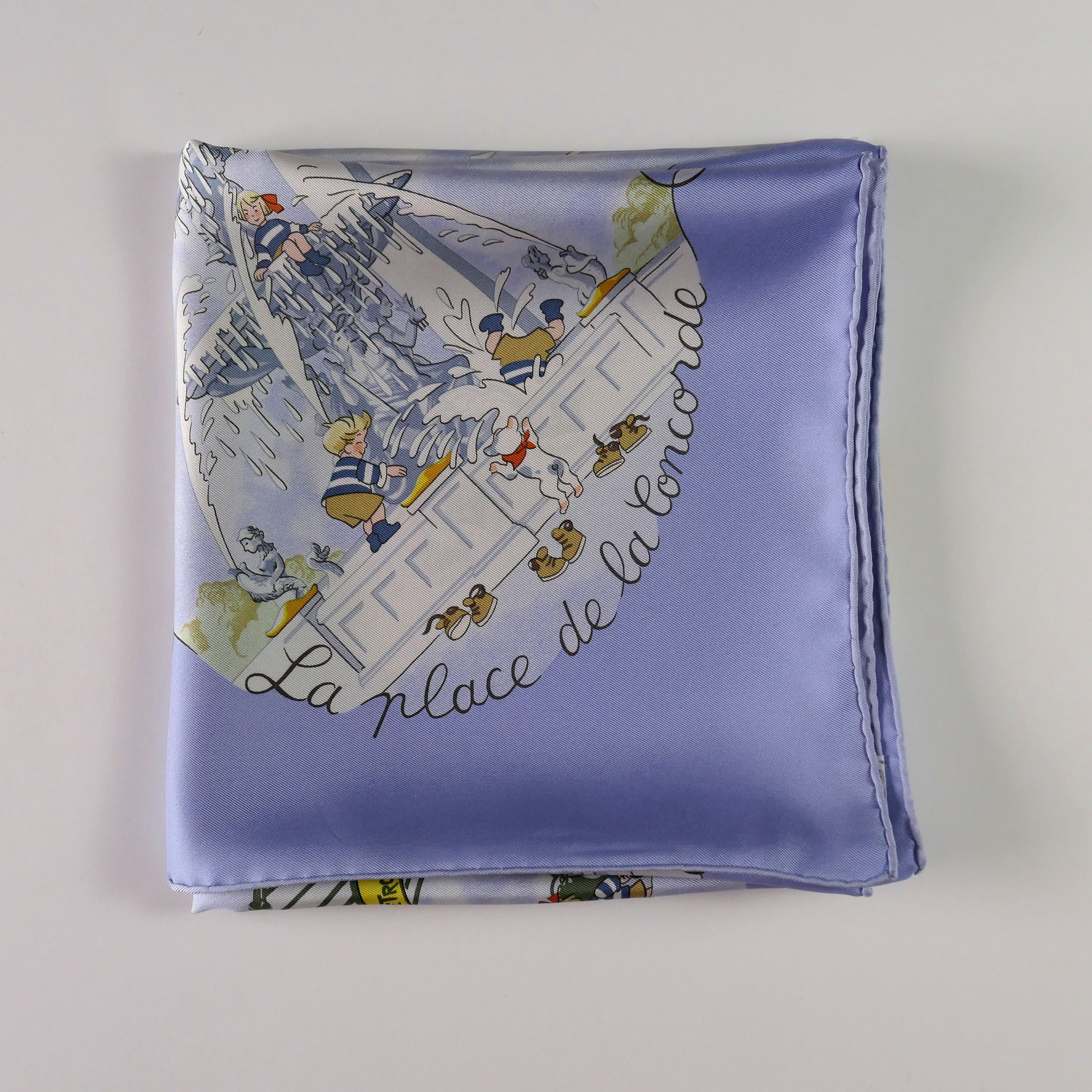 Carré Hermès Les Triplés de Nicole Lambert, 90 cm soie, présentation plié, motif Place de la Concorde