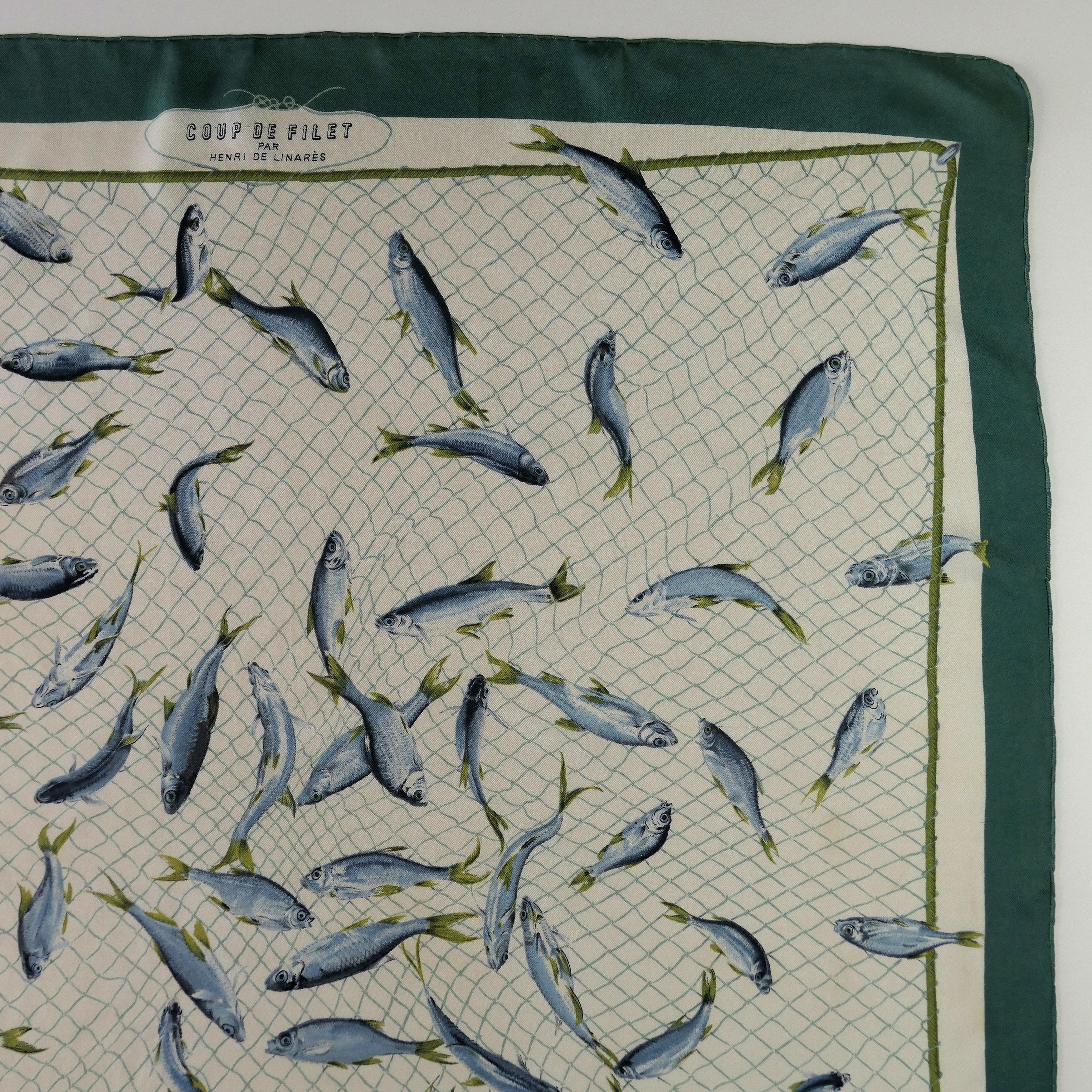 Carré Hermès Coup de Filet 90 cm soie, détail quart avec cartouche et filet de pêche