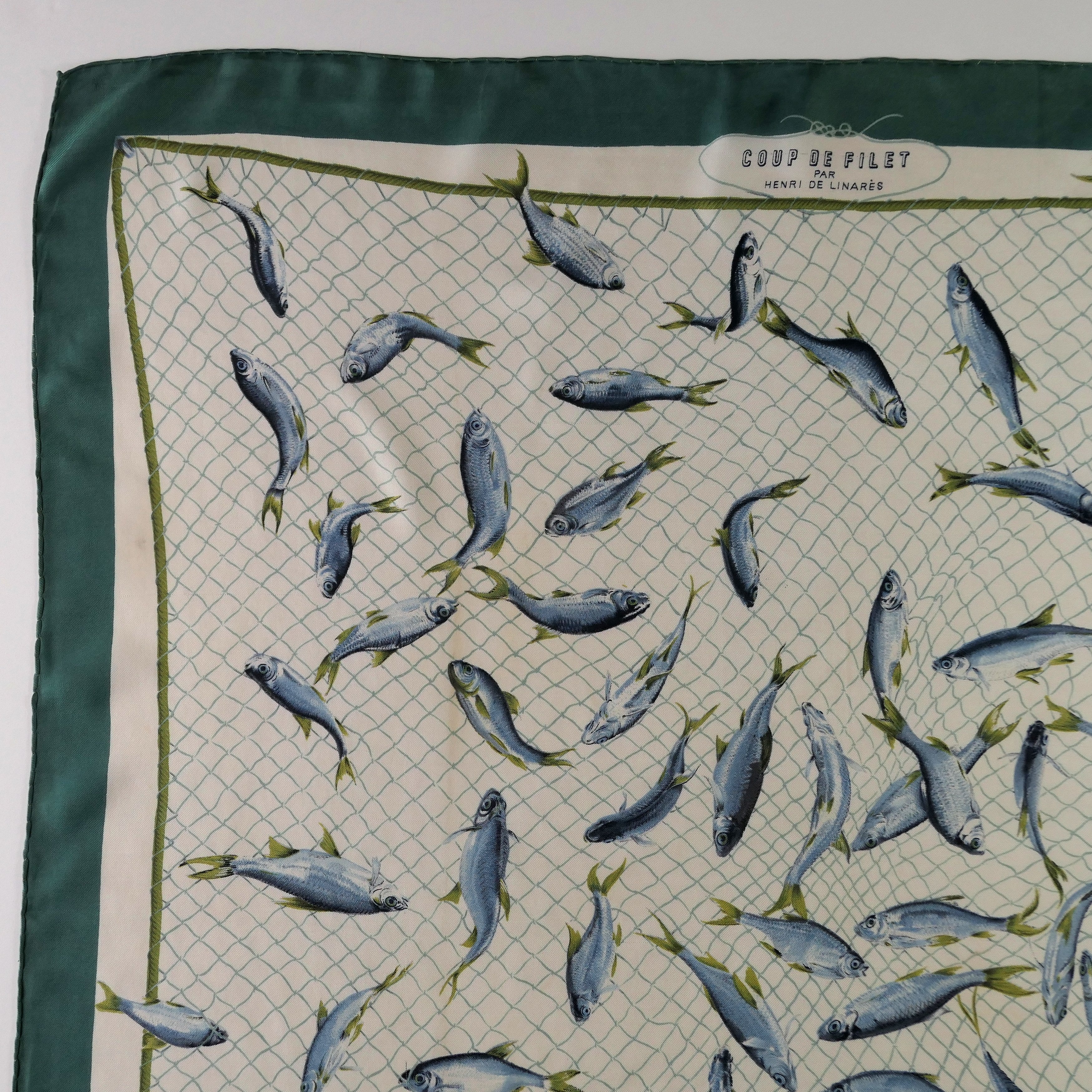 Carré Hermès Coup de Filet 90 cm soie, détail quart avec poissons argentés dans filet