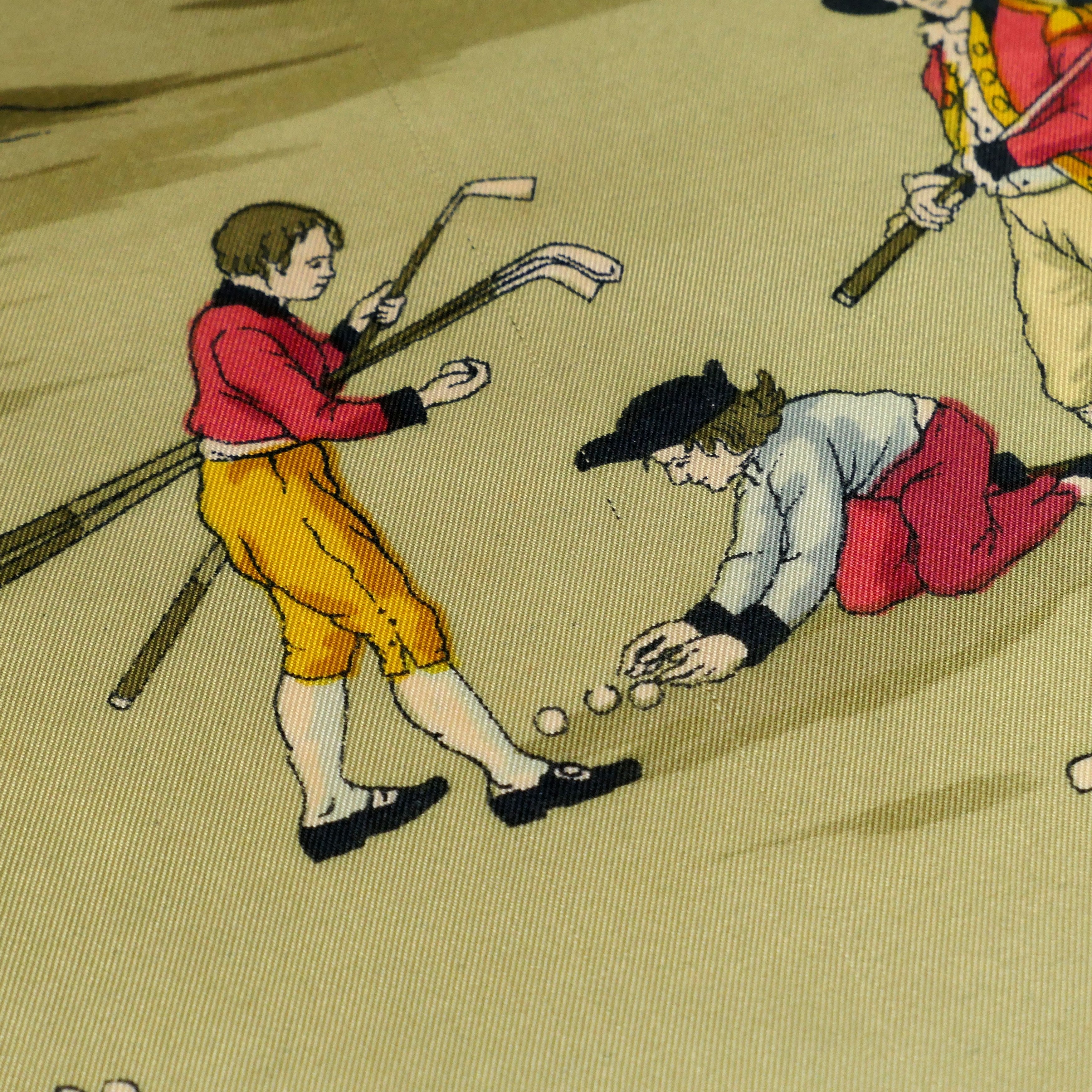 Carré Hermès Noble et très ancien jeu de golf 90 cm soie, détail golfeurs et balles