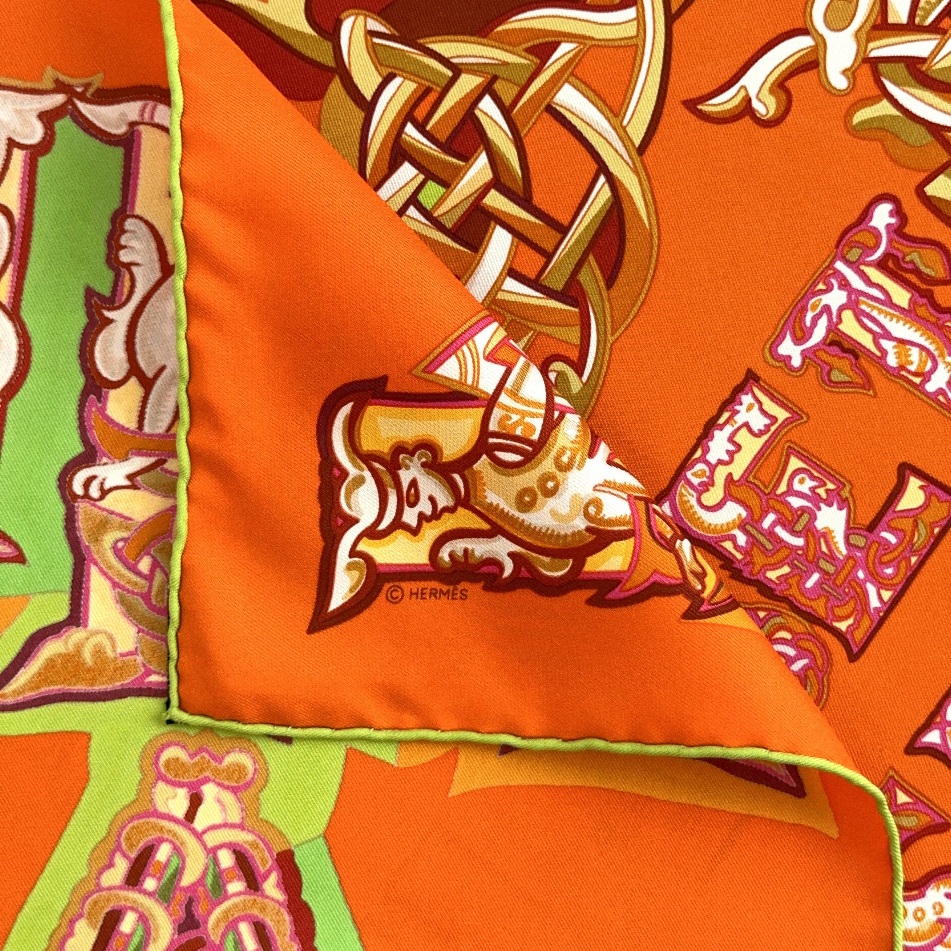 Carré Hermès Alphabet Russe d'Evgenia Miroshnichenko, 90 cm soie, mention copyright Hermès en bordure
