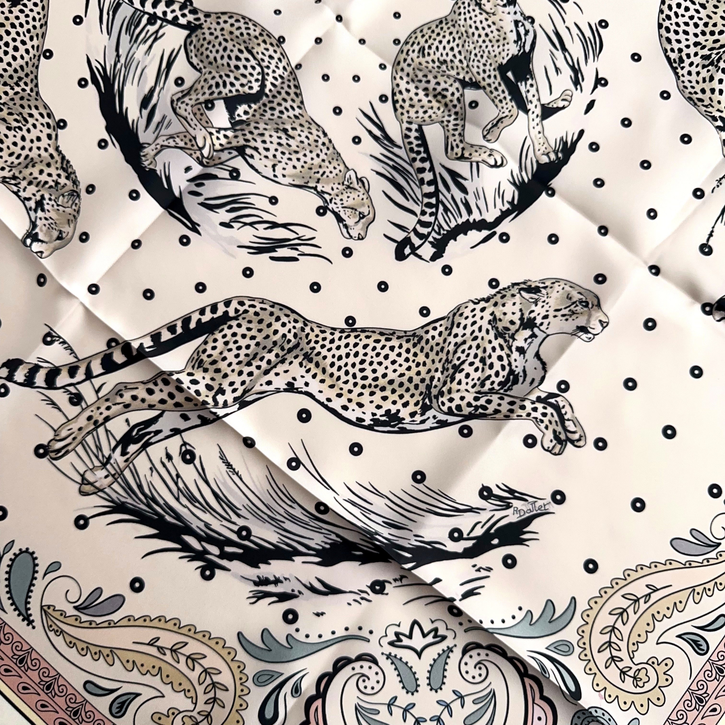 Carré Hermès Guépards Bandana de Robert Dallet, 90 cm soie, détail face verso paisley rose poudré