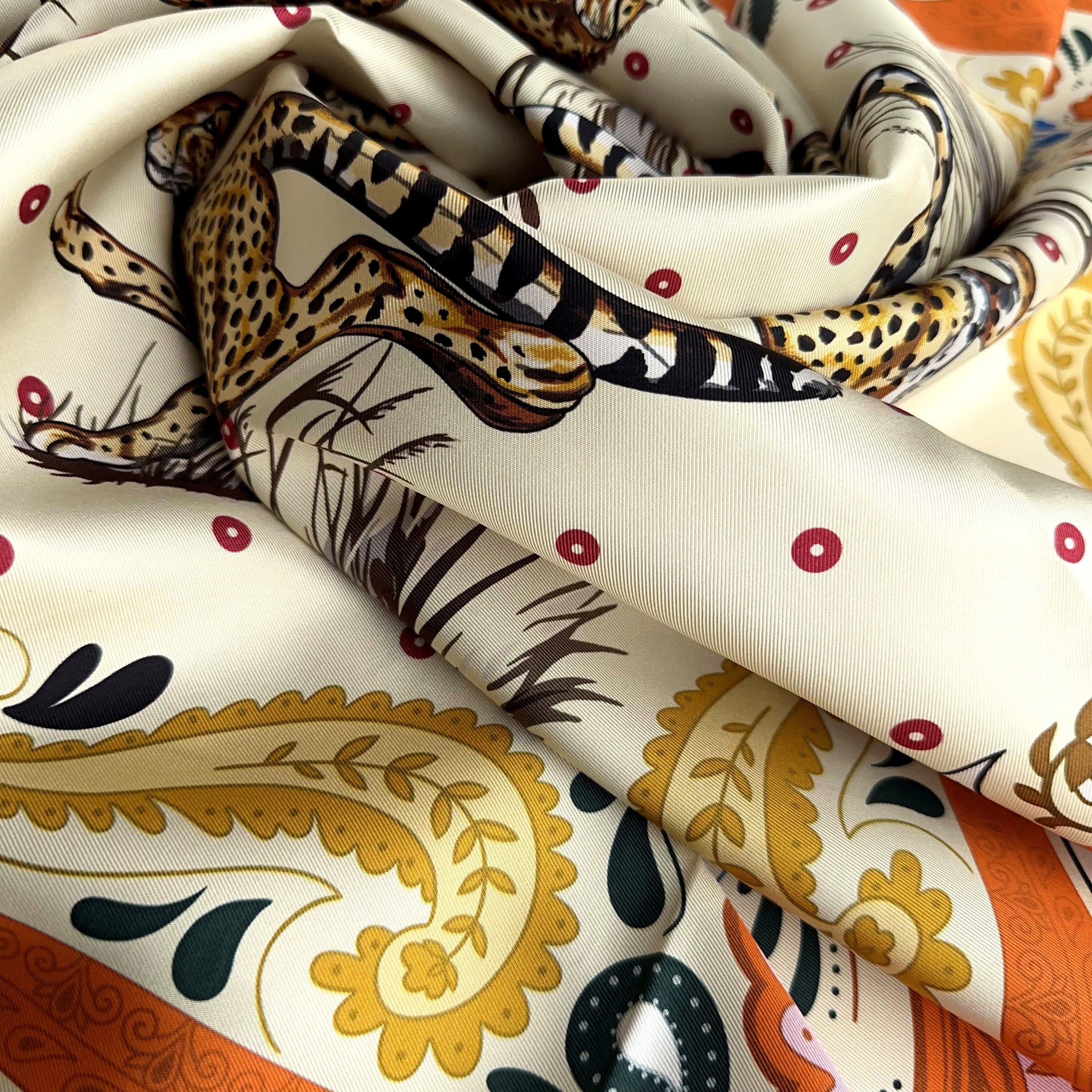 Carré Hermès Guépards Bandana de Robert Dallet, 90 cm soie, drapé de la face orange recto