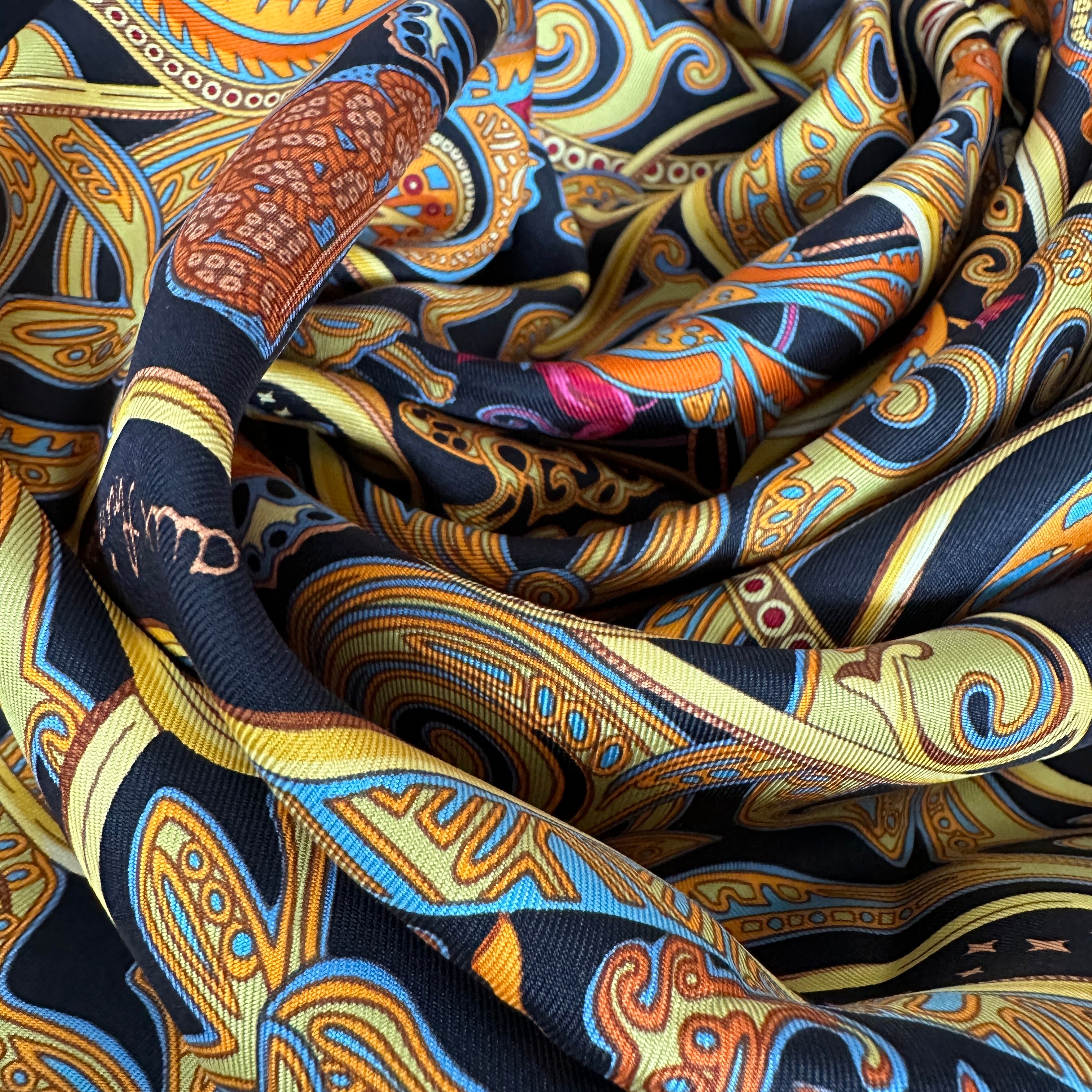 carre-foulard-hermes-la-charmante-aux-animaux-froisse