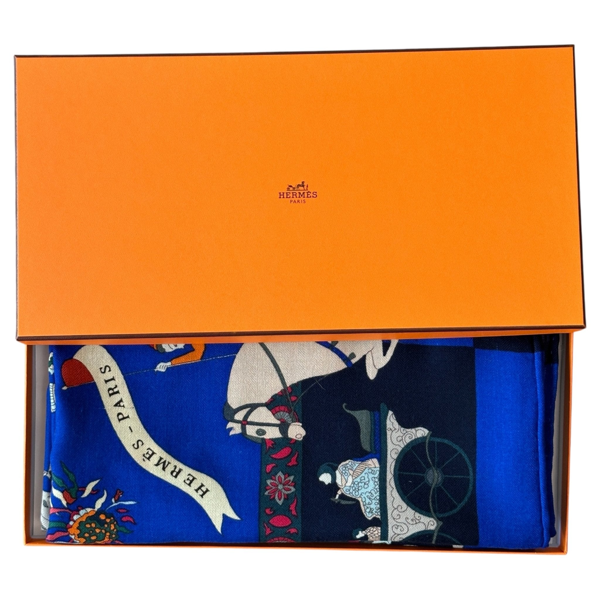 foulard Hermès en cachemire modèle fantaisies indiennes plié dans sa boite