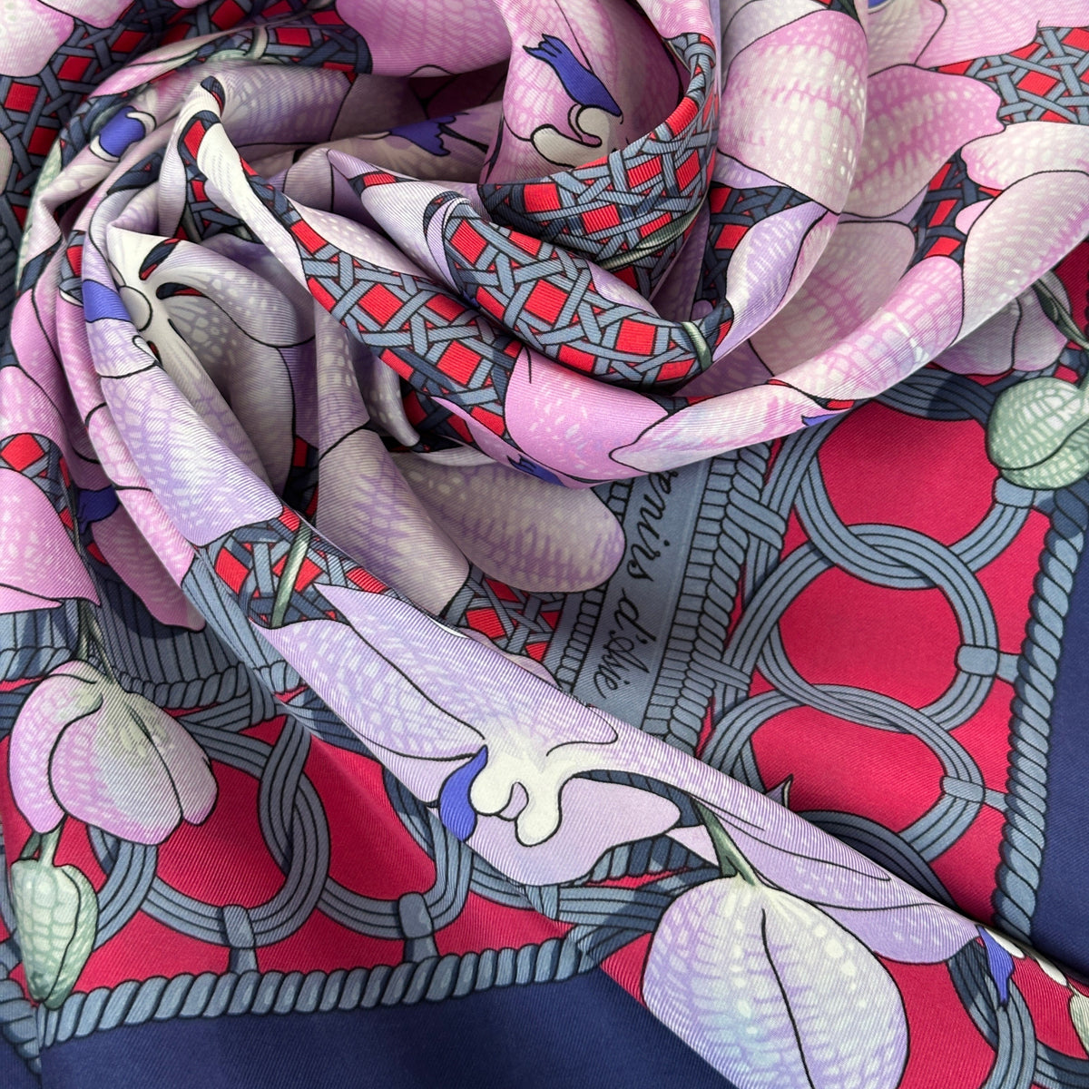 Carré Hermès Souvenirs d'Asie Vladimir Rybaltchenko 90 cm soie, drapé en rose, cannage et orchidées