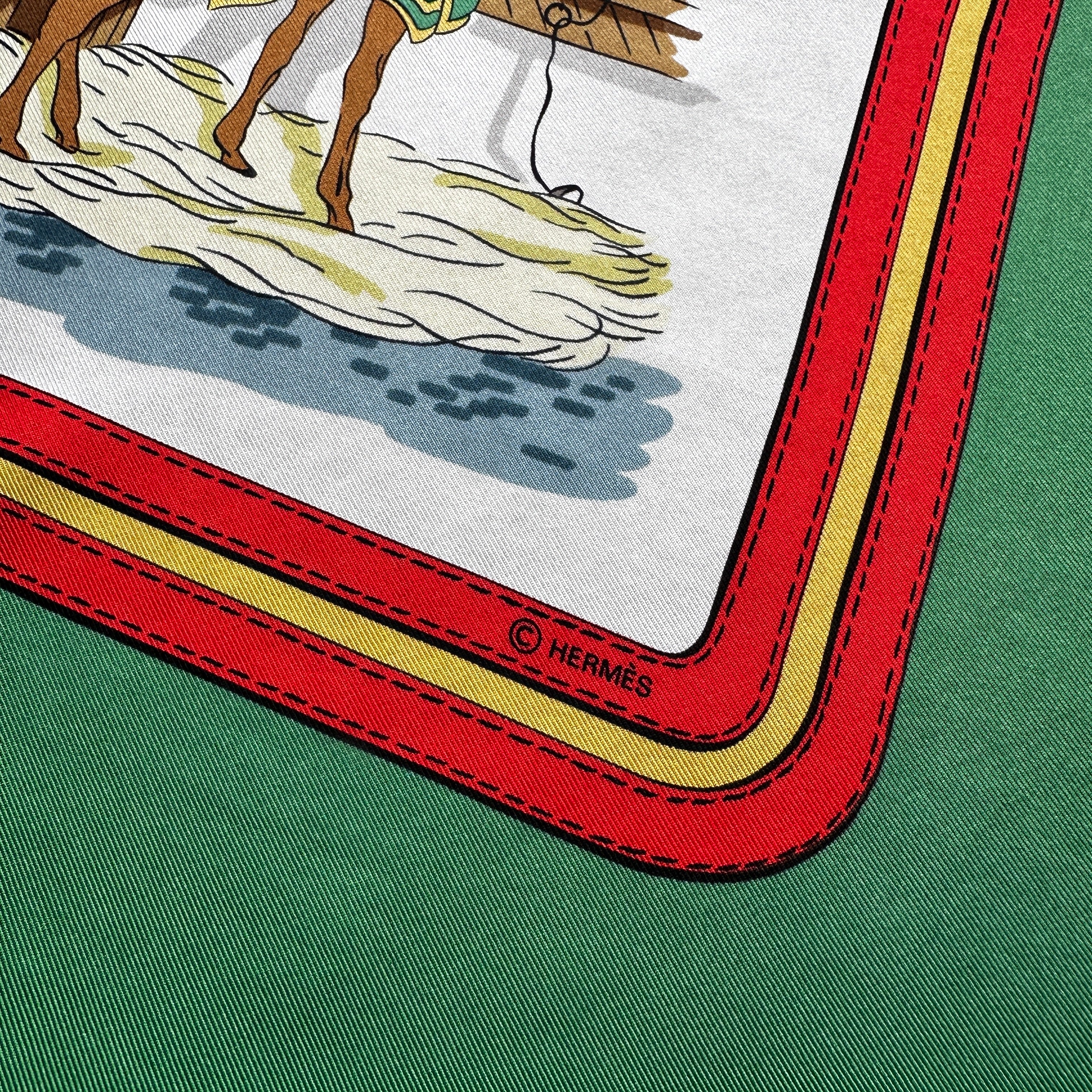 Copyright Hermès © et finition roulotté main sur bordure verte