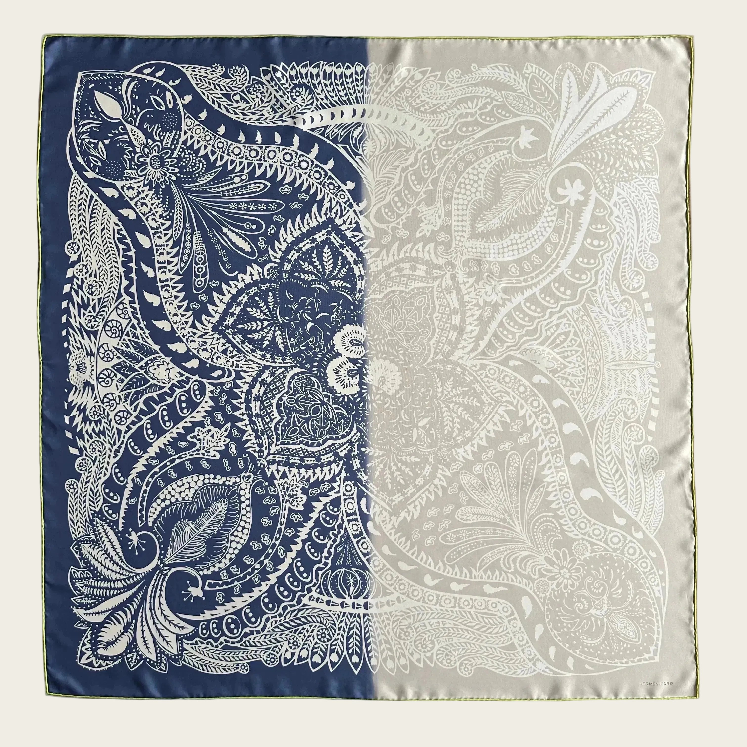 Foulard Hermès Carré 100cm en soie twill, motif cachemire bicolore divisé en diagonale : une moitié bleu marine, l'autre gris clair, avec un motif blanc et un ourlet roulotté vert anis contrastant.