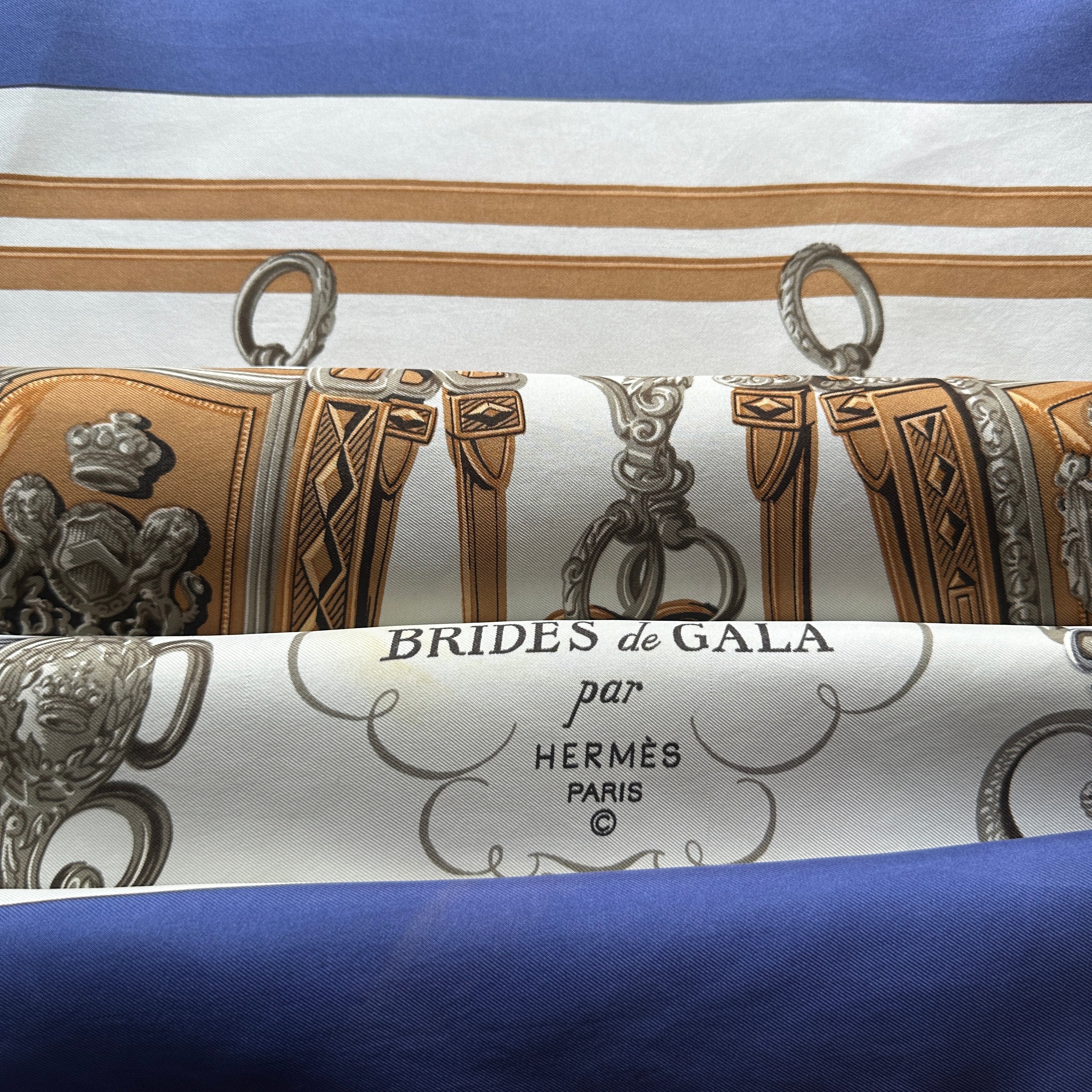 carré Hermès brides de gala vintage replié soie fluide
