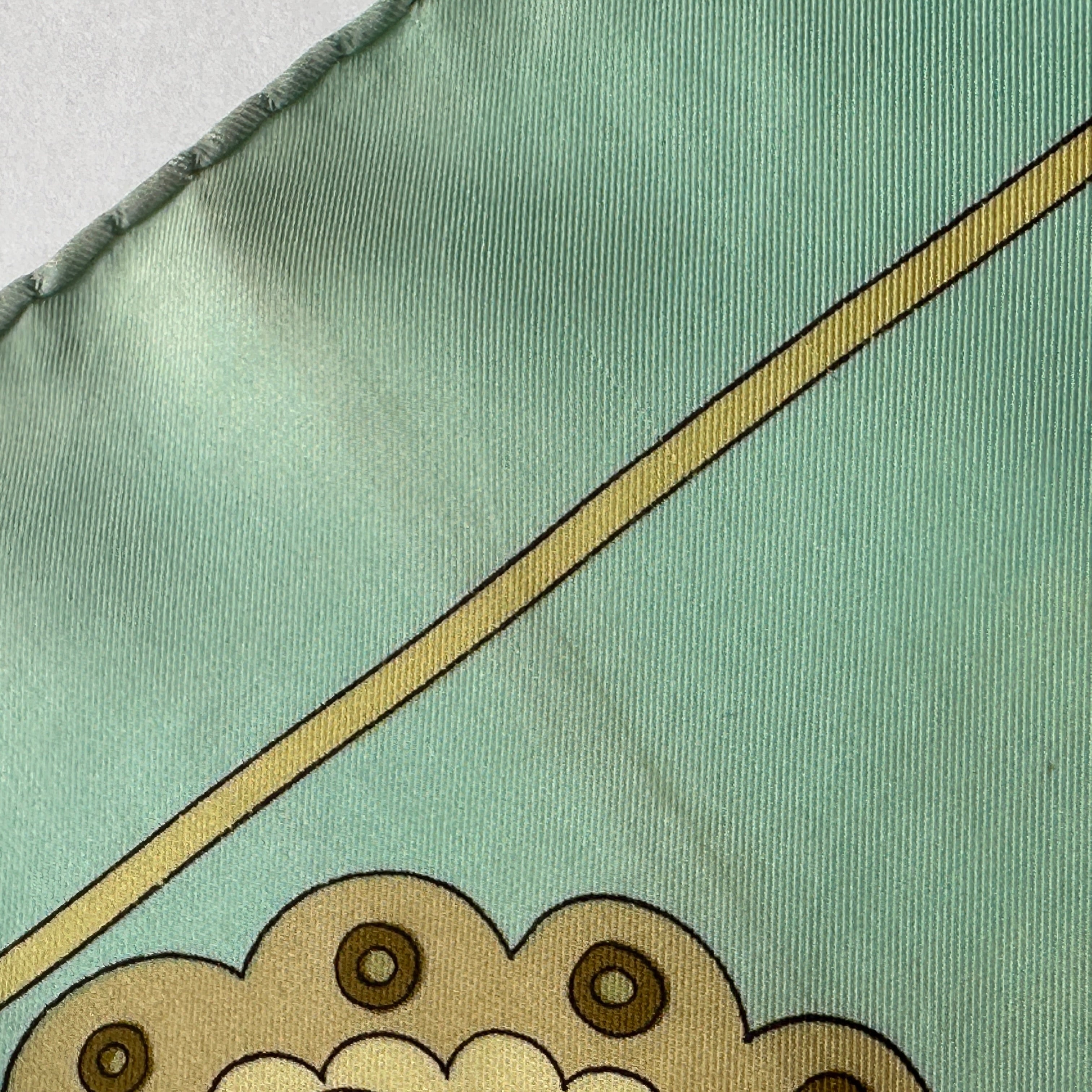 transparence vis a vis de l'état du foulard Hermès vintage : trace sur le pli du foulard