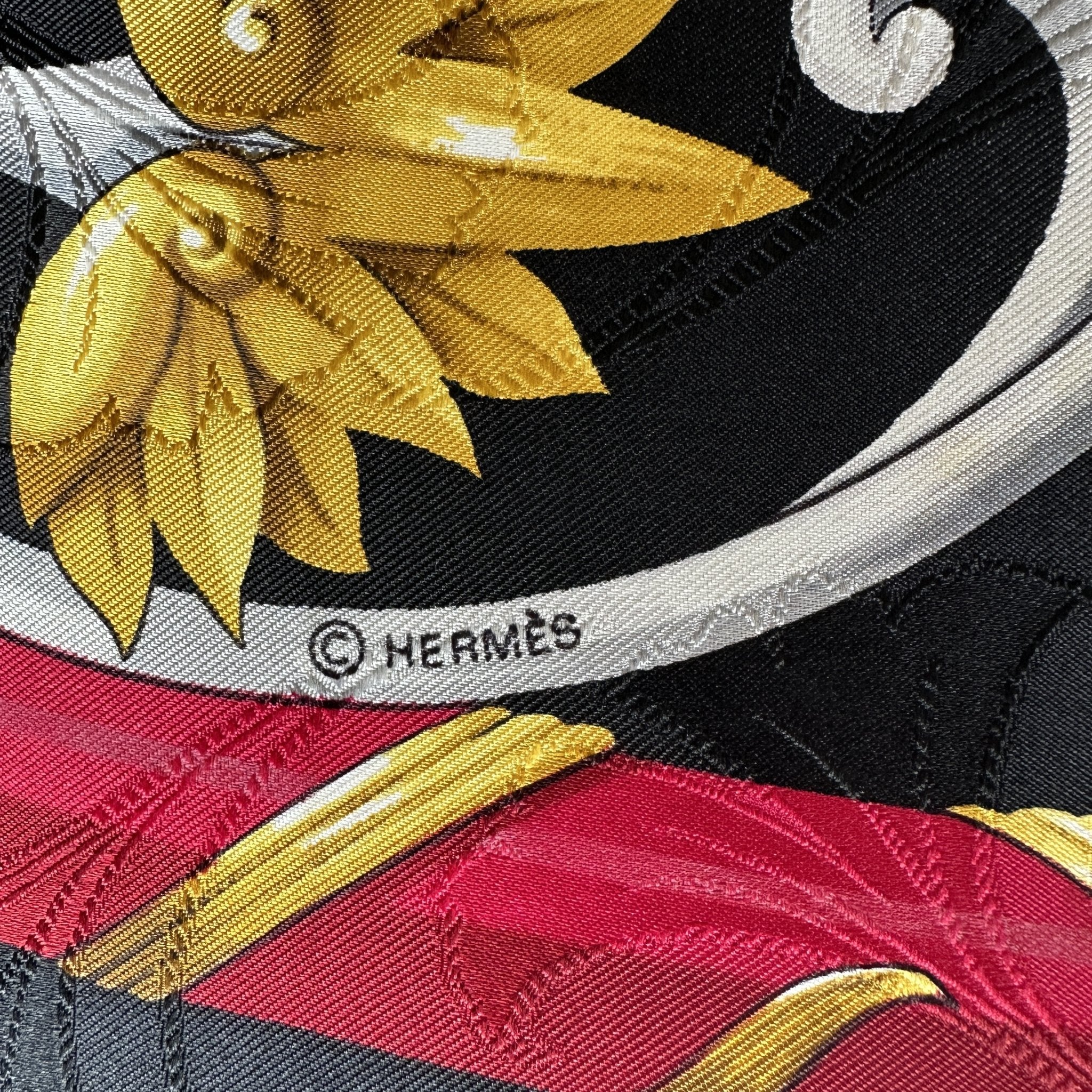 Logo Hermès Paris et mention copyright sur twill de soie noir