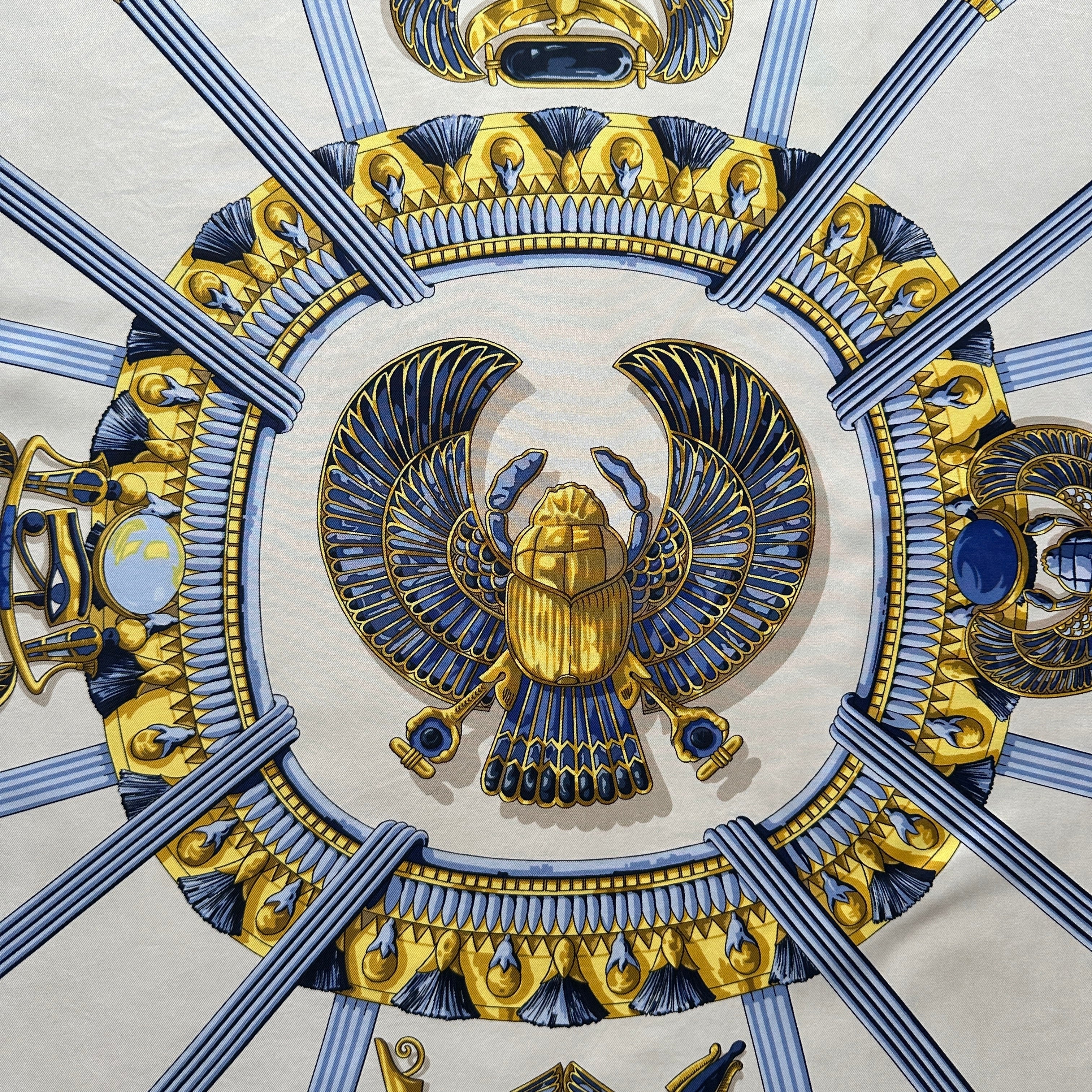 Détail central du carré Hermès – scarabée ailé doré, symbolique égyptienne