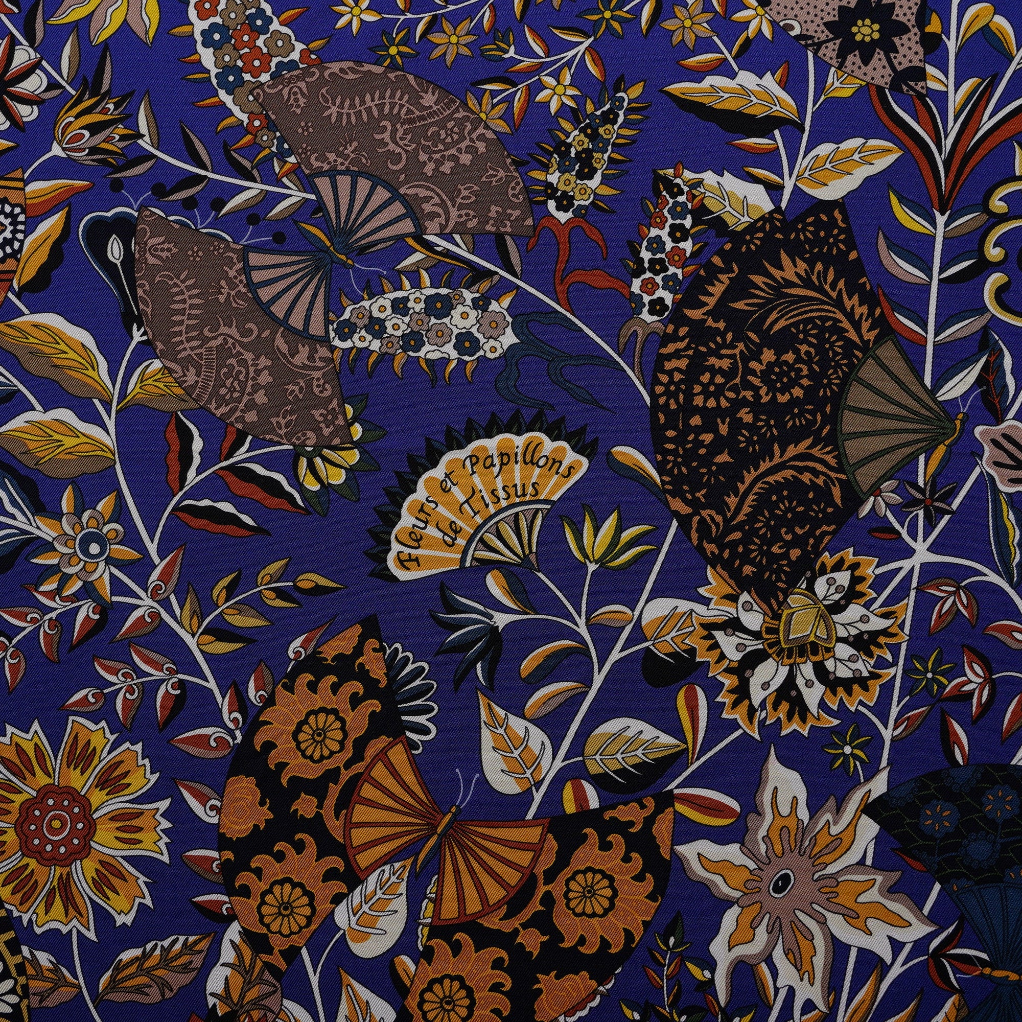 Illustration de papillons aux ailes de tissus anciens, design de Christine Henry pour Hermès, coloris bleu, jaune et orange.