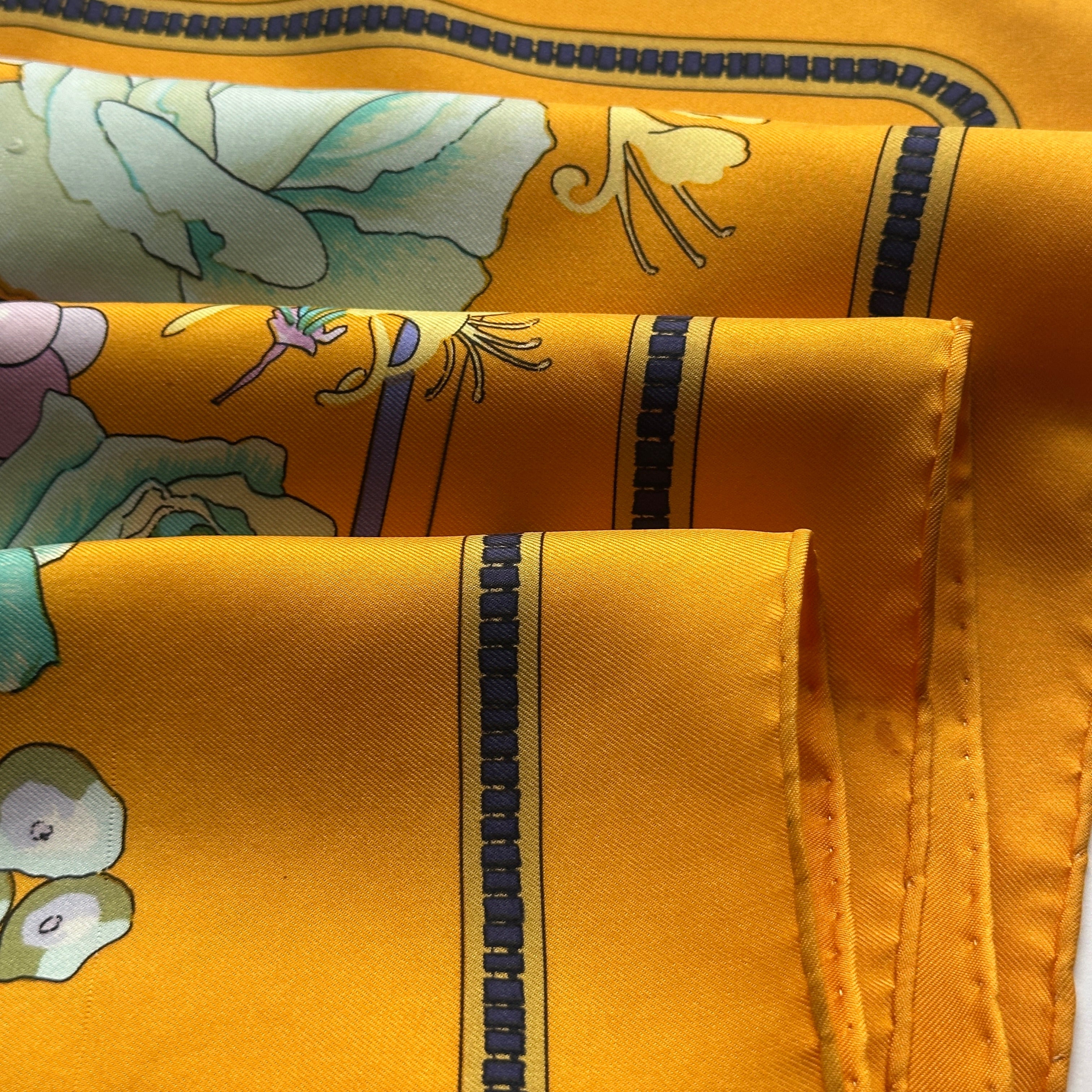 Gros plan sur la texture du twill de soie et du roulotté cousu main