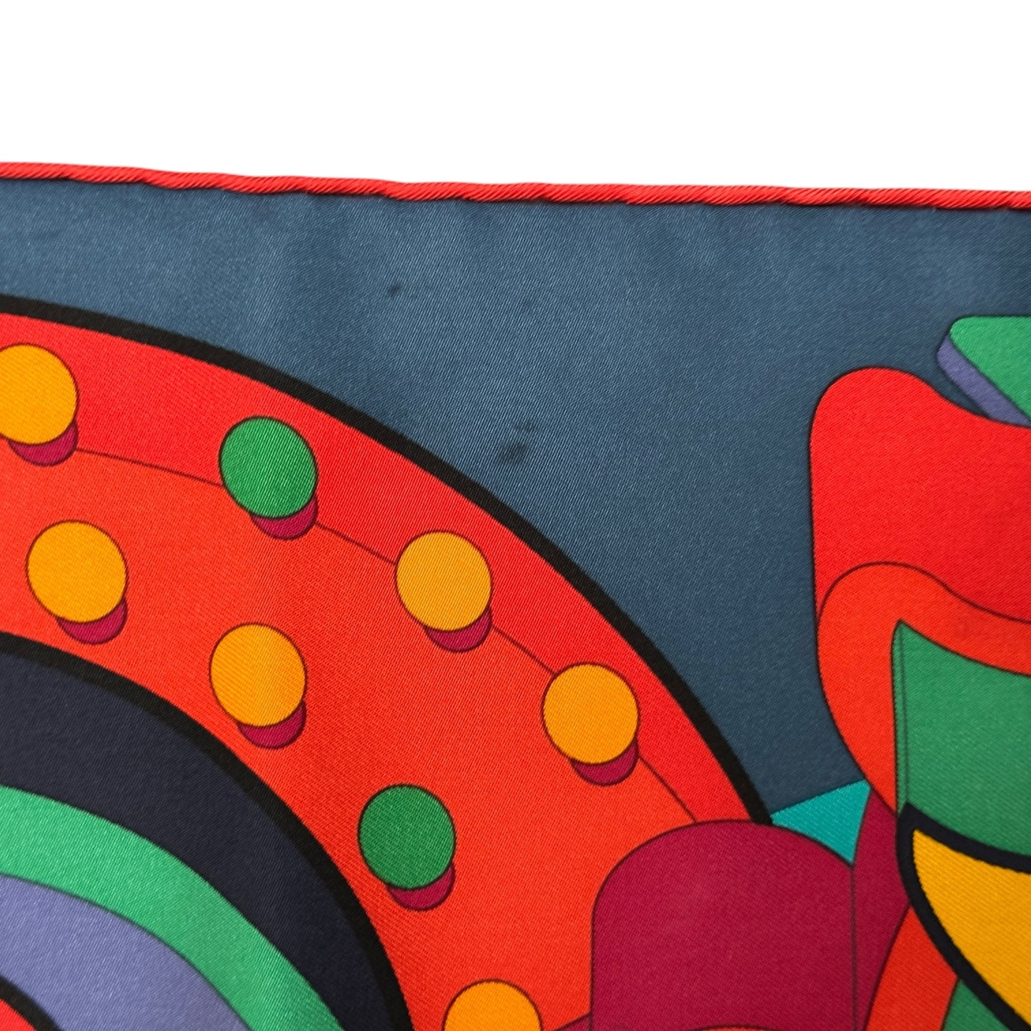 détail du roulotté bien gonflé du foulard hermes