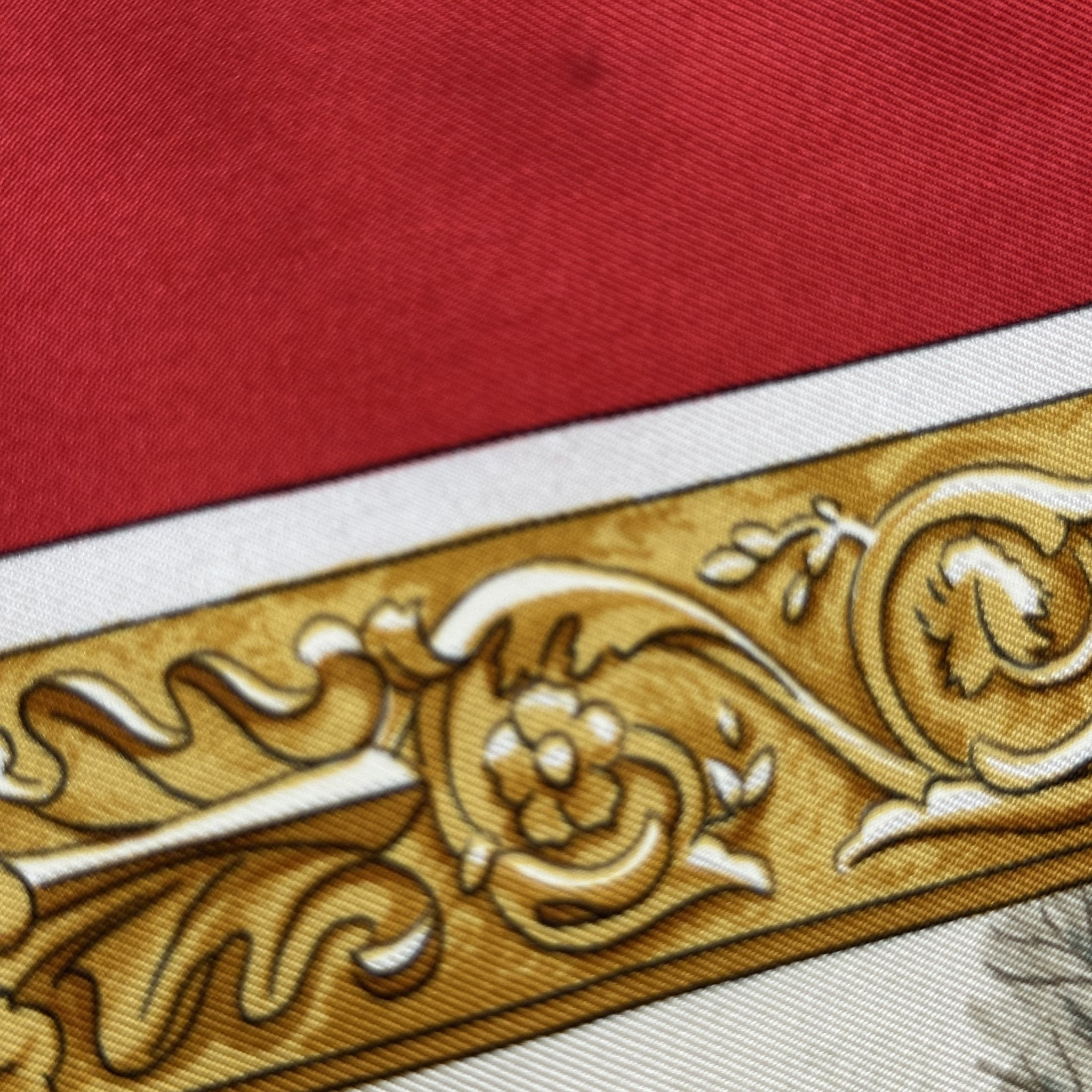 petite tache sur le bord du foulard Hermès