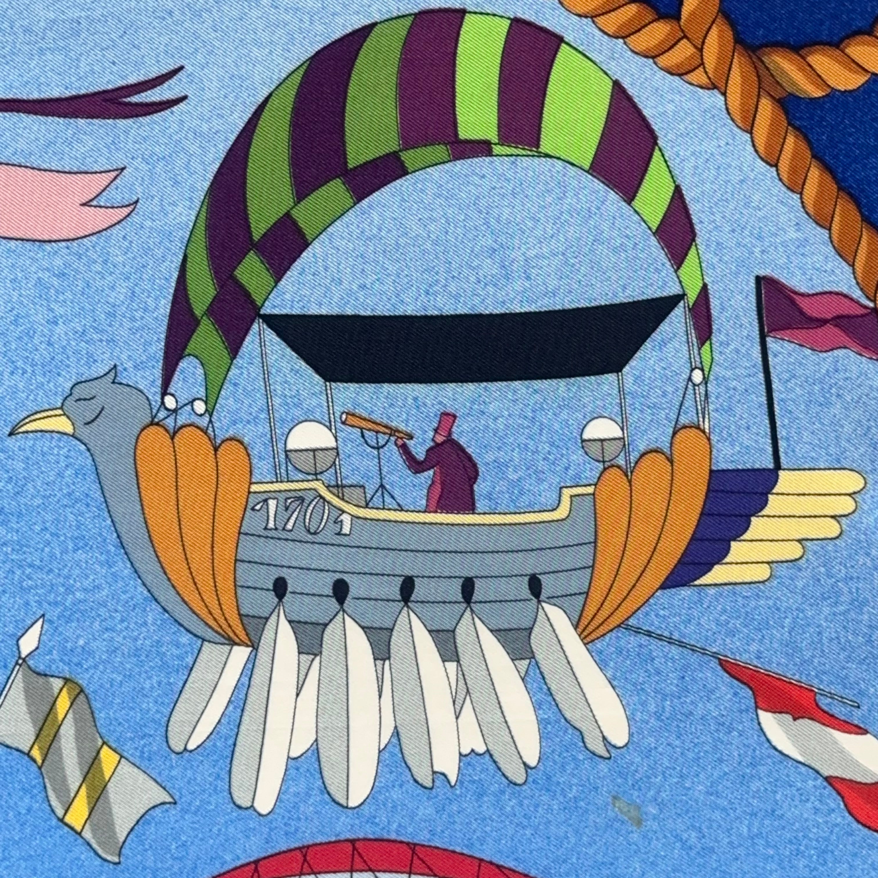 Zoom sur une machine volante fantaisiste de 1701 : nacelle en forme de barque avec rames blanches façon plumes et un aéronaute utilisant une longue-vue.