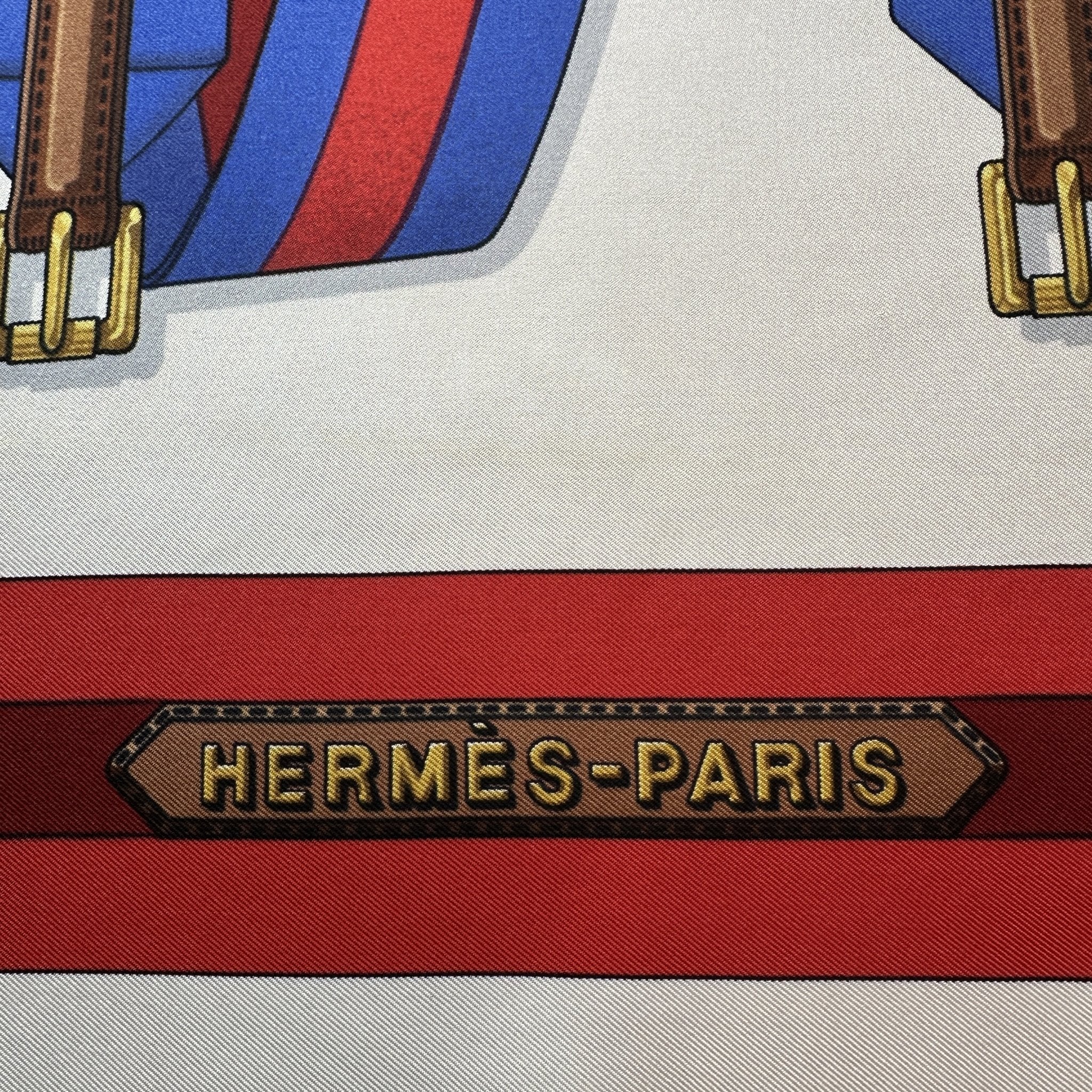 Signature Hermès Paris sur le twill de soie du foulard Sangles