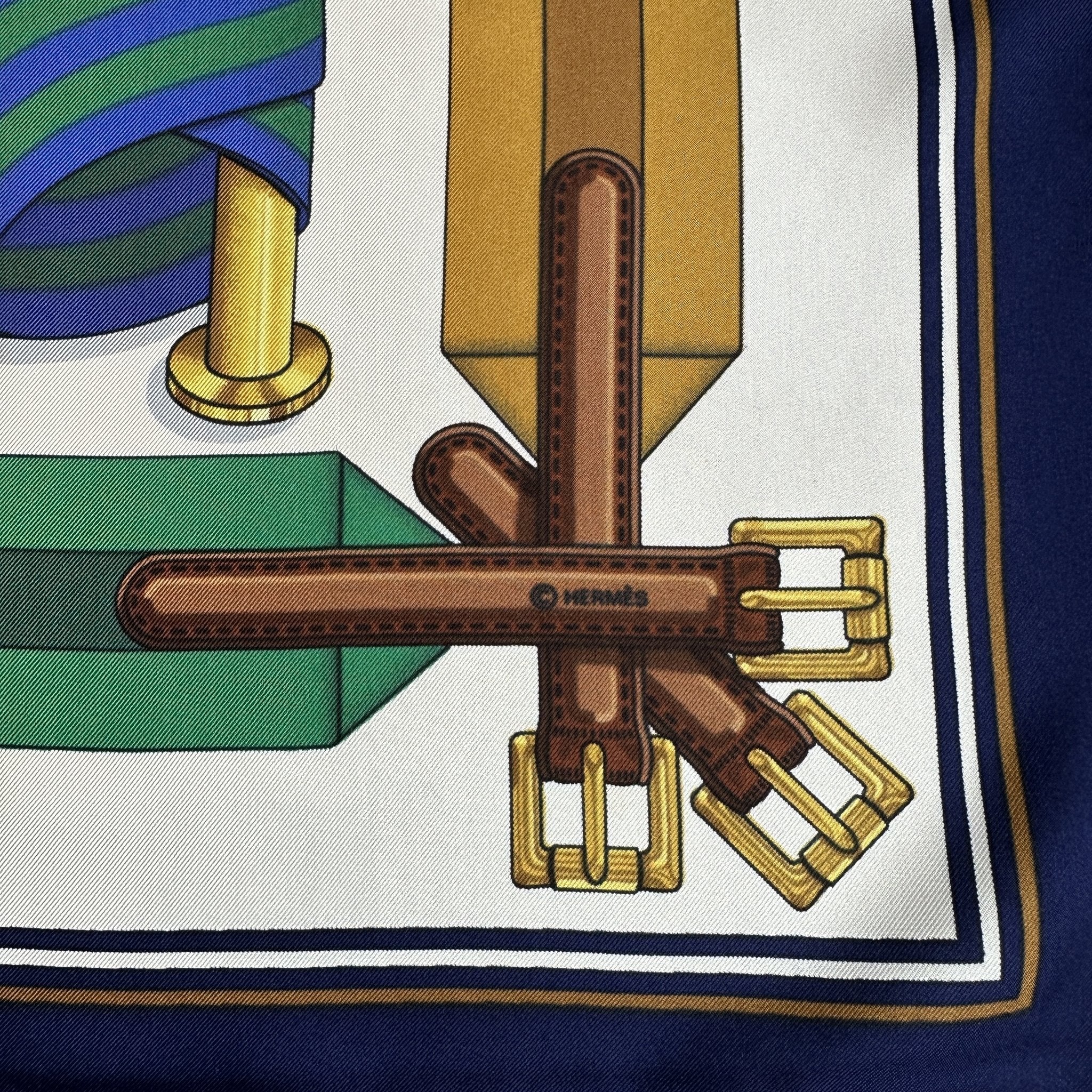 Logo copyright Hermès imprimé sur le motif du carré Sangles