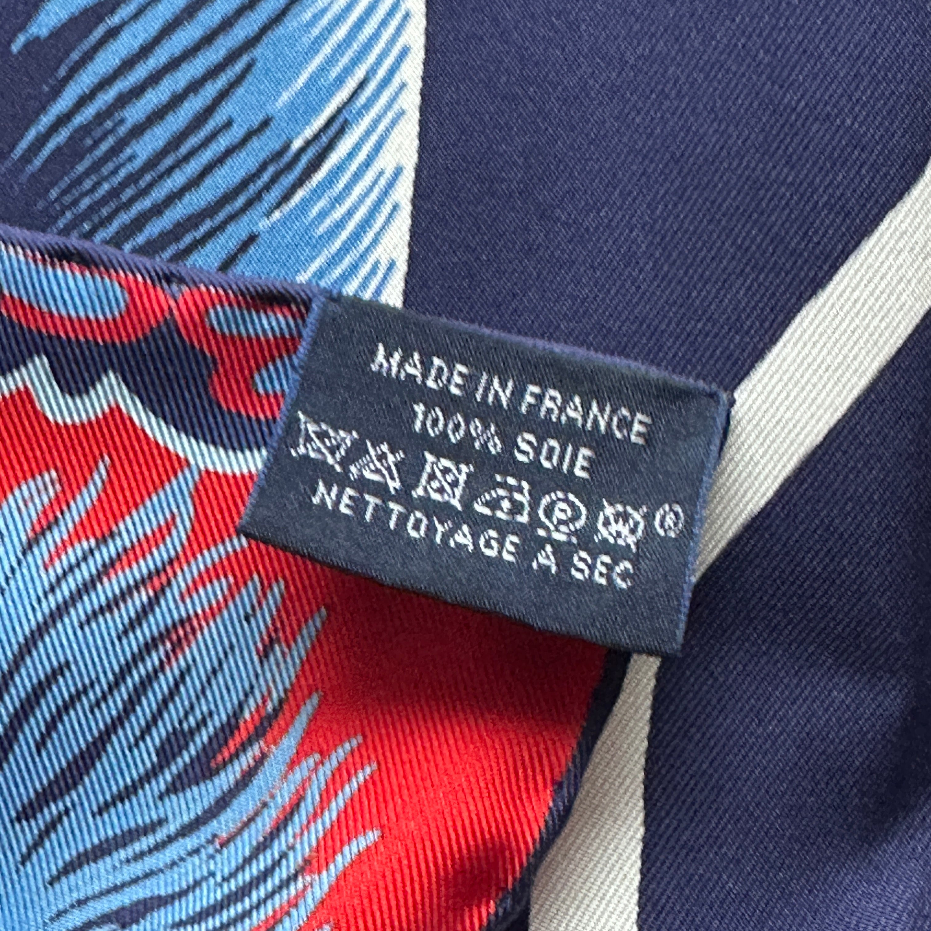 zoom sur l'étiquette du foulard The three graces