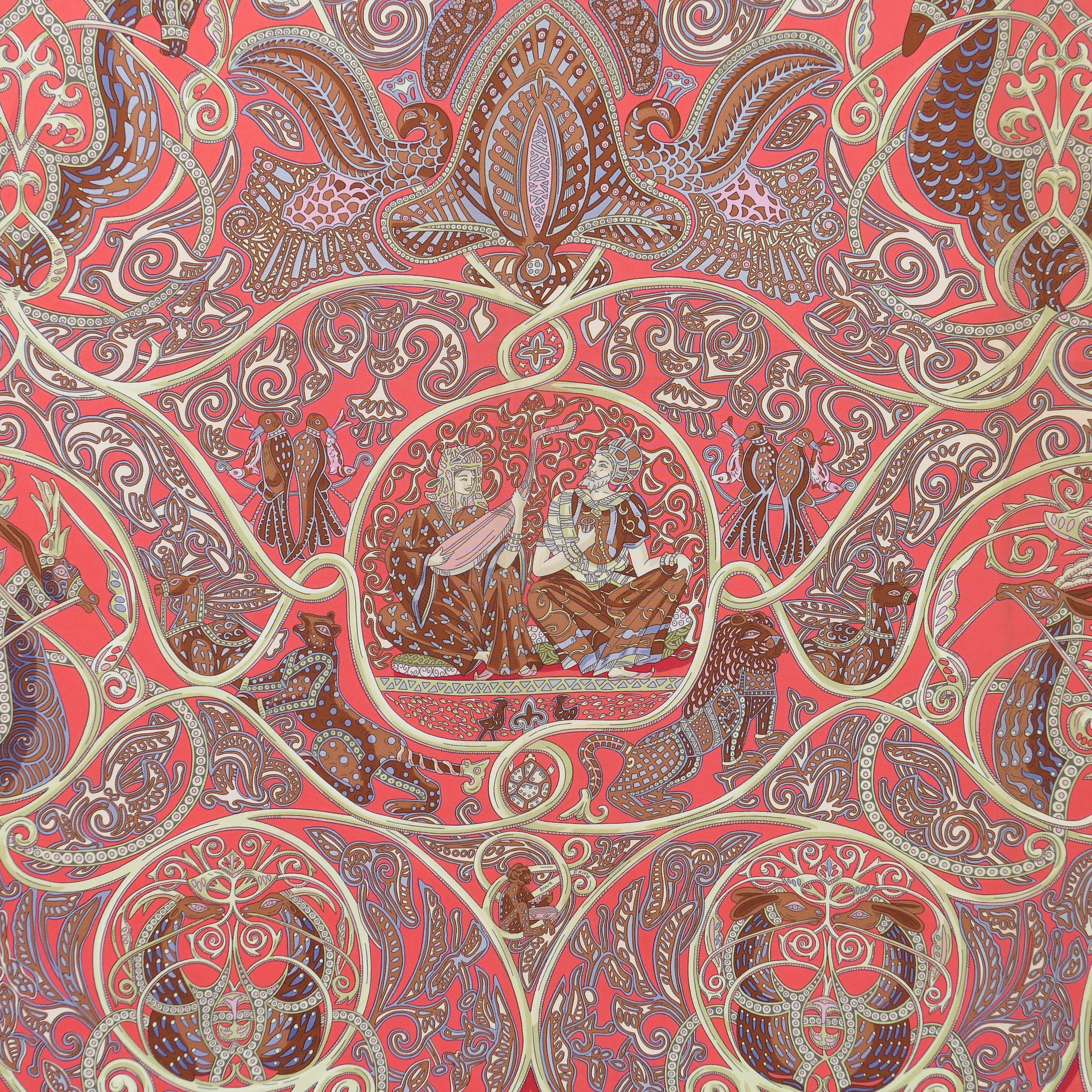 Gros plan sur la soie et les motifs du carré Hermès Annie Faivre