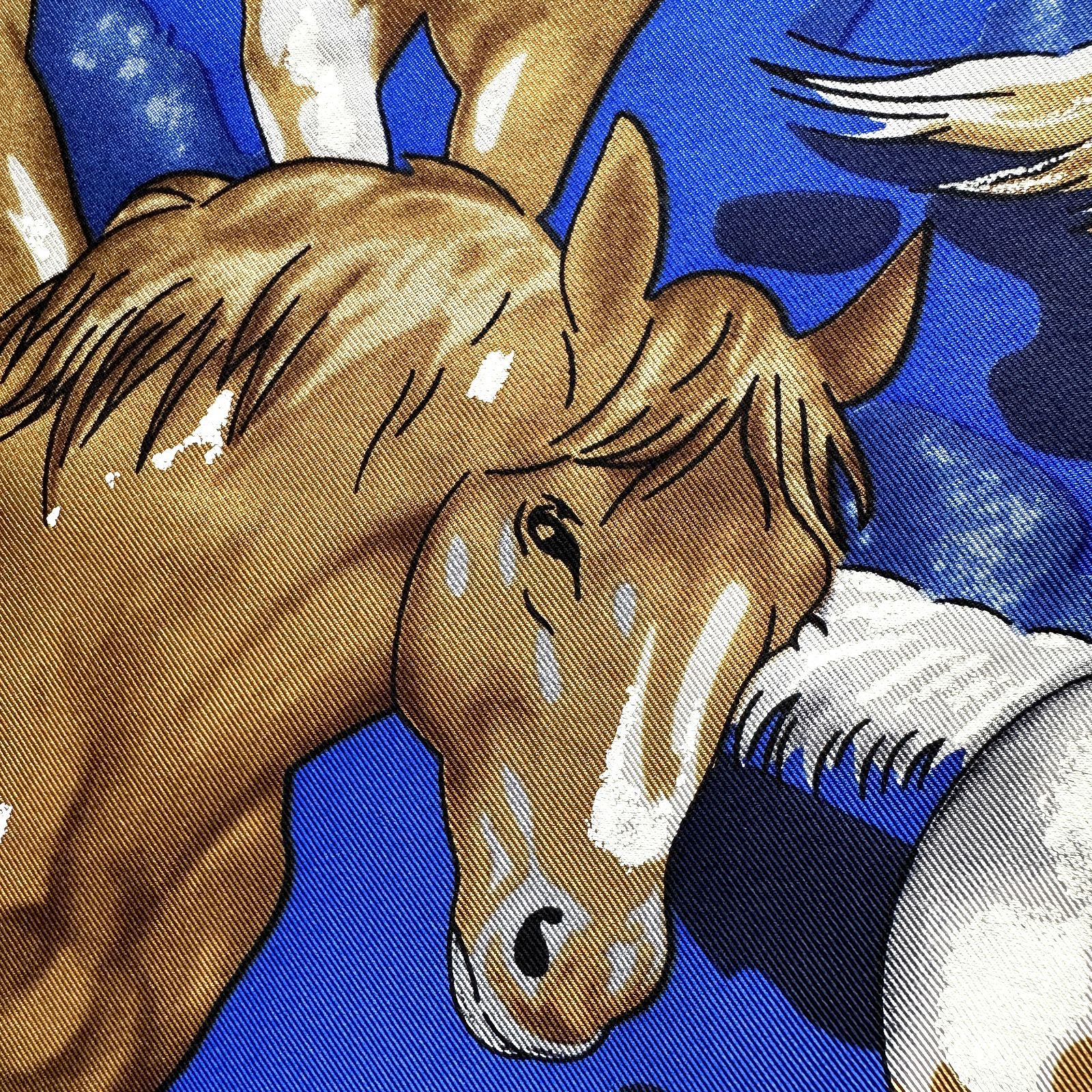 Gros plan d’un cheval du carré Les Mustangs 140 cm illustré par Robert Dallet.