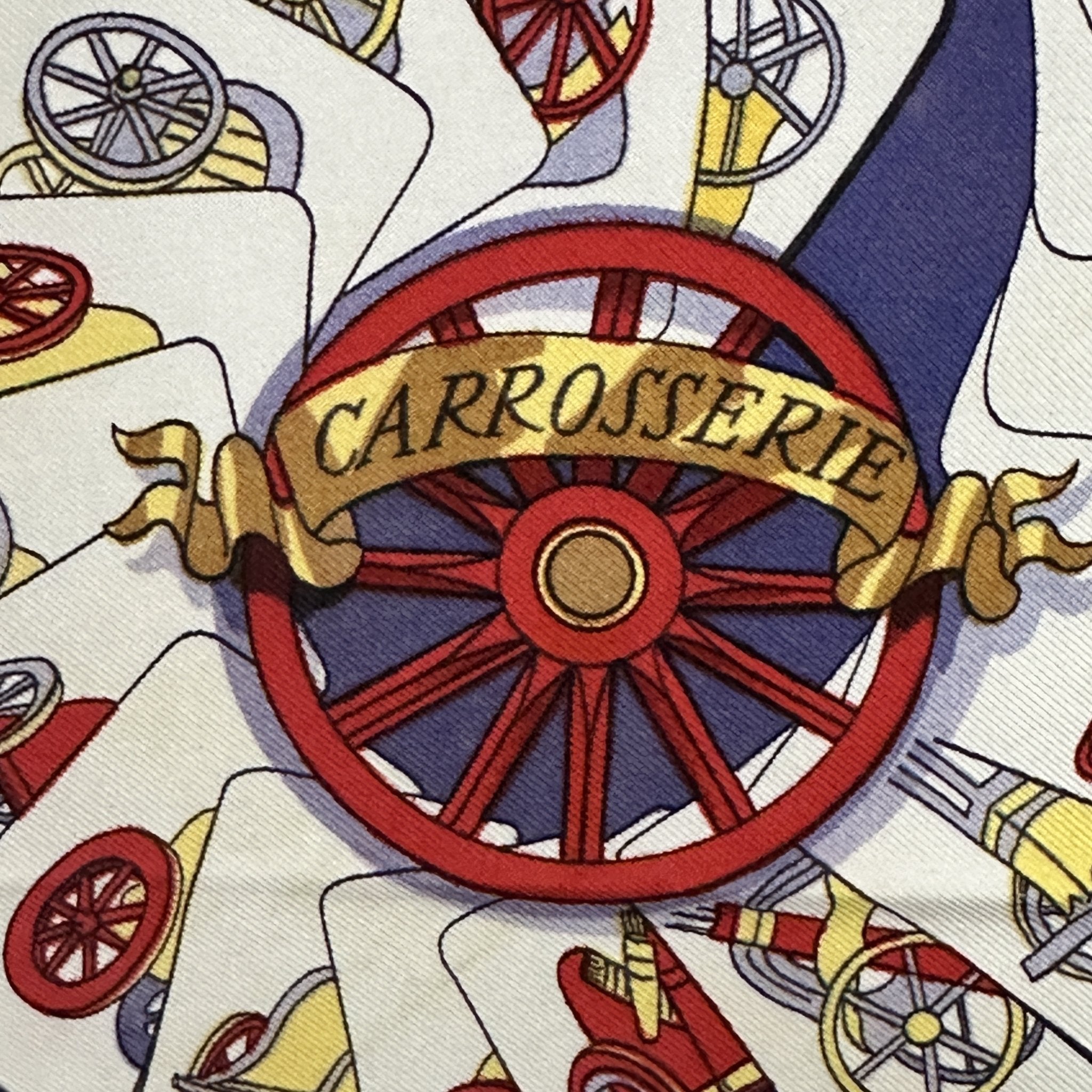 nom du foulard ecrit dans une roue de voiture carosserie