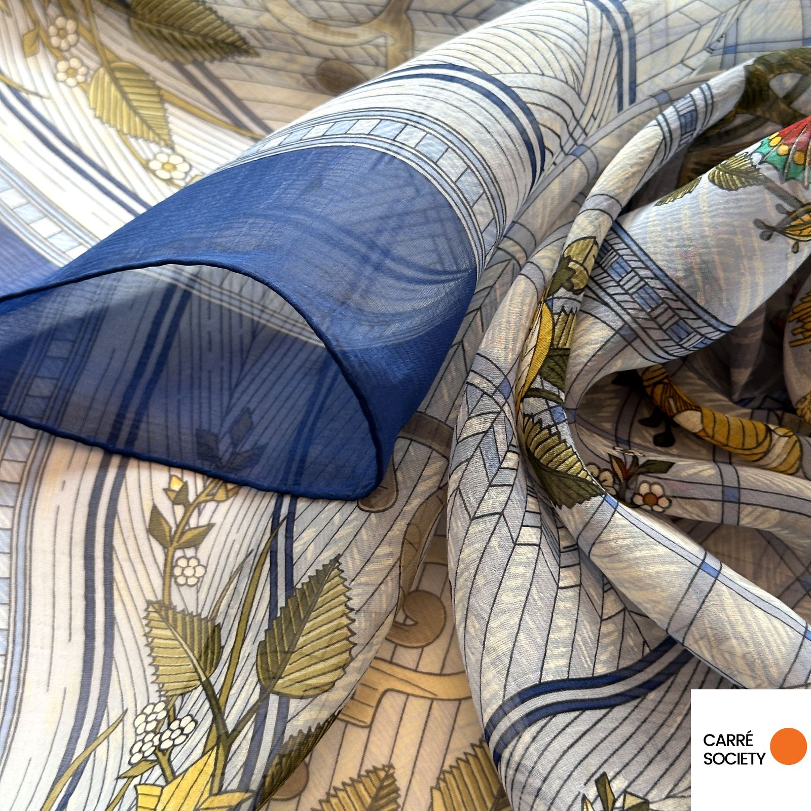 Détail du tissu transparent du foulard Hermès Jeux de Paille montrant la finesse du voile de soie