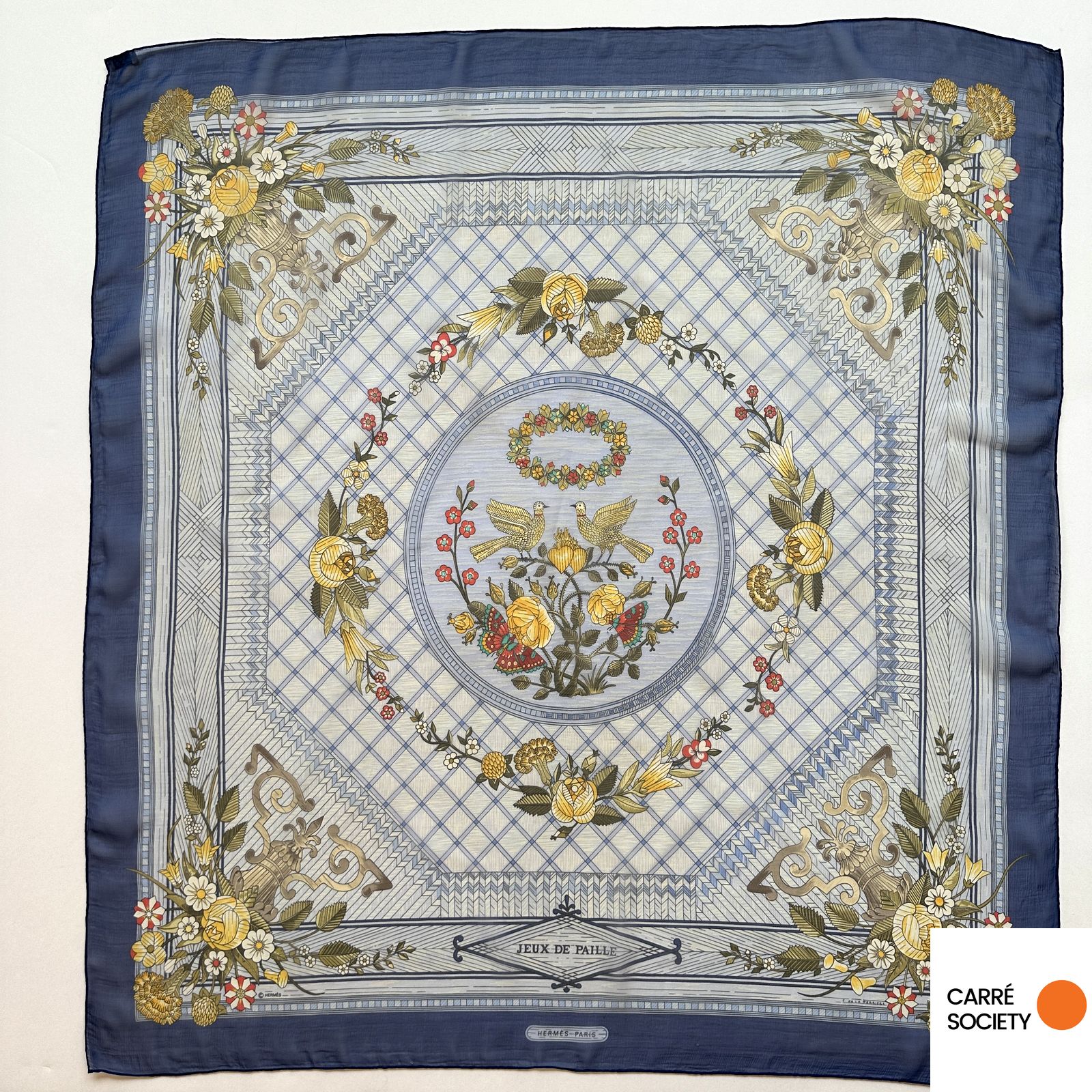 Vue complète du foulard Hermès Jeux de Paille en voile de soie bleu signé Françoise de la Perrière