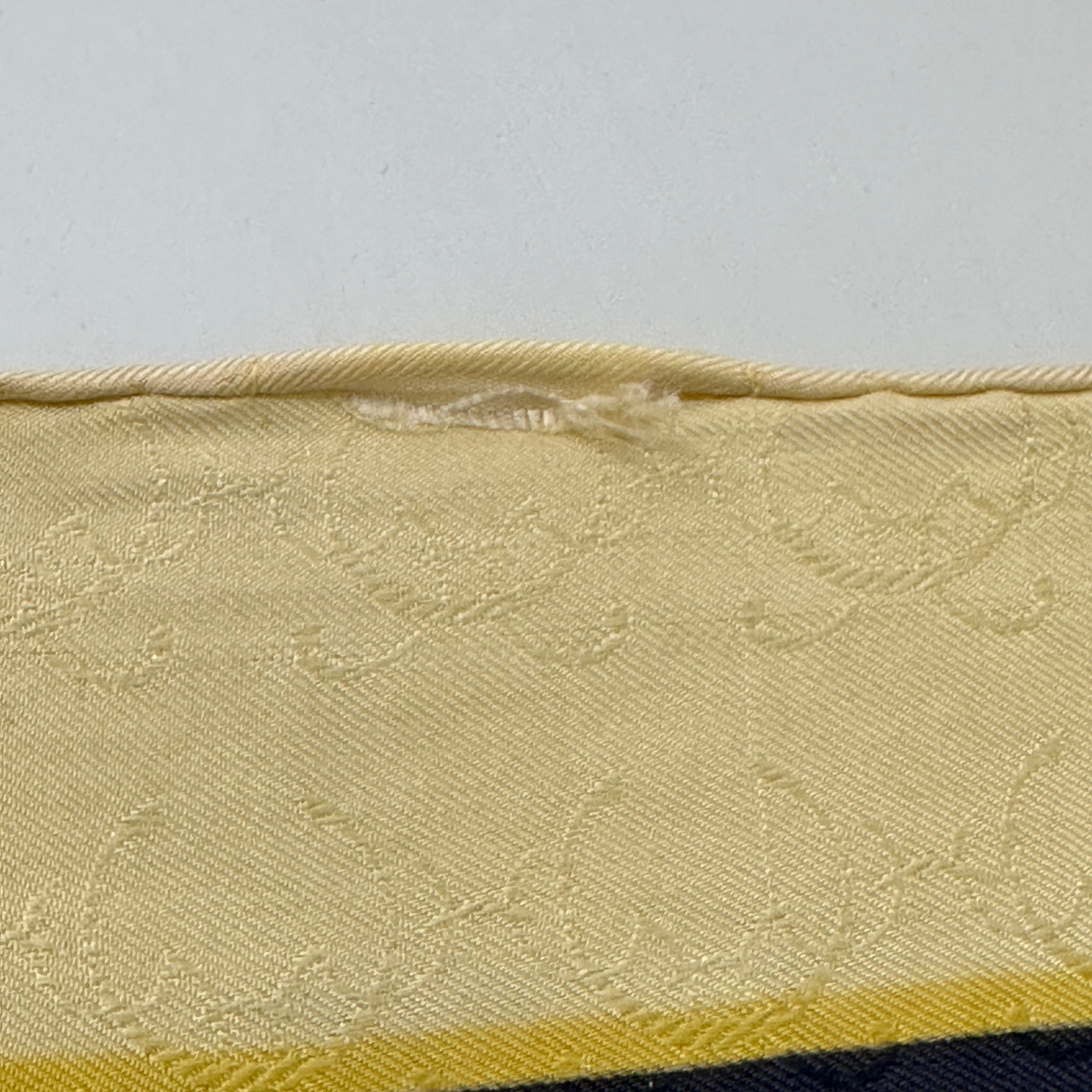 gros-plan-roulotté-un-peu-décousu