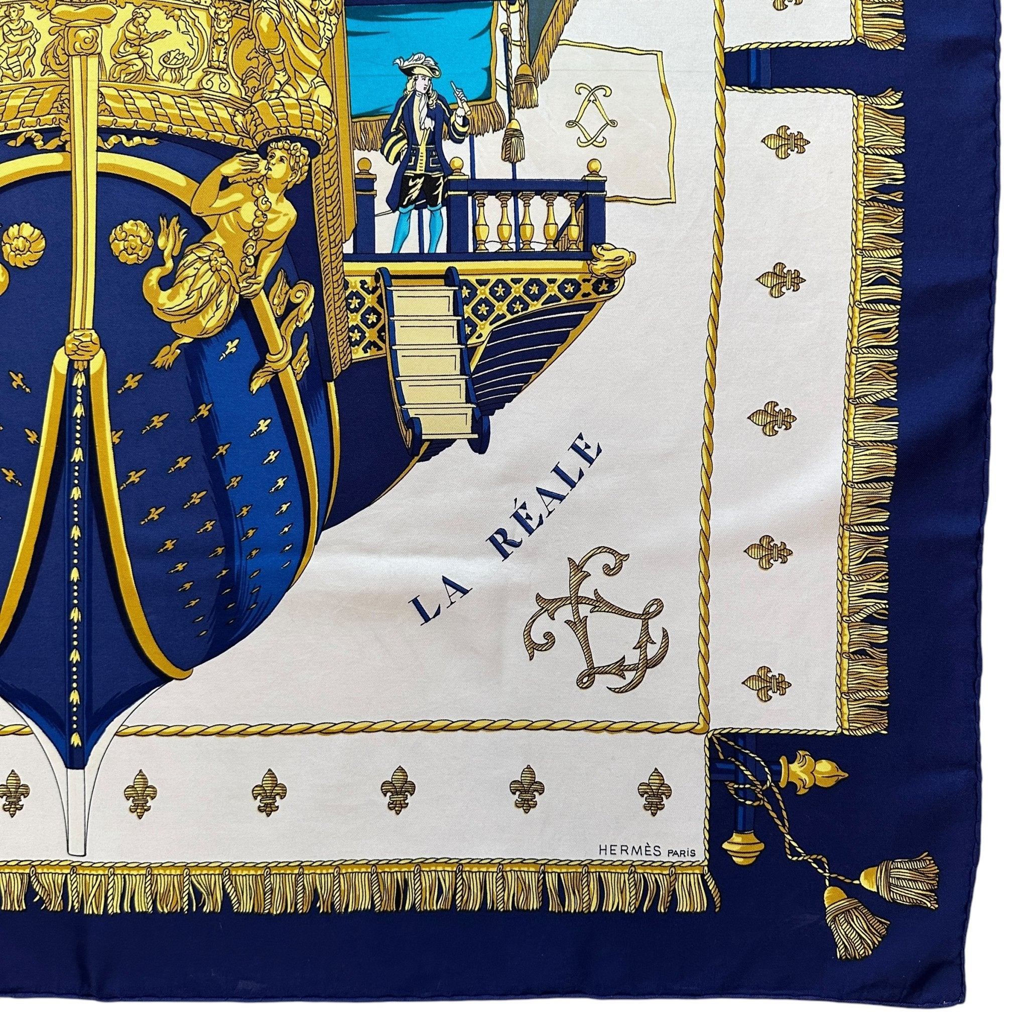 foulard carré hermès la réale bleu marine or sur fond blanc