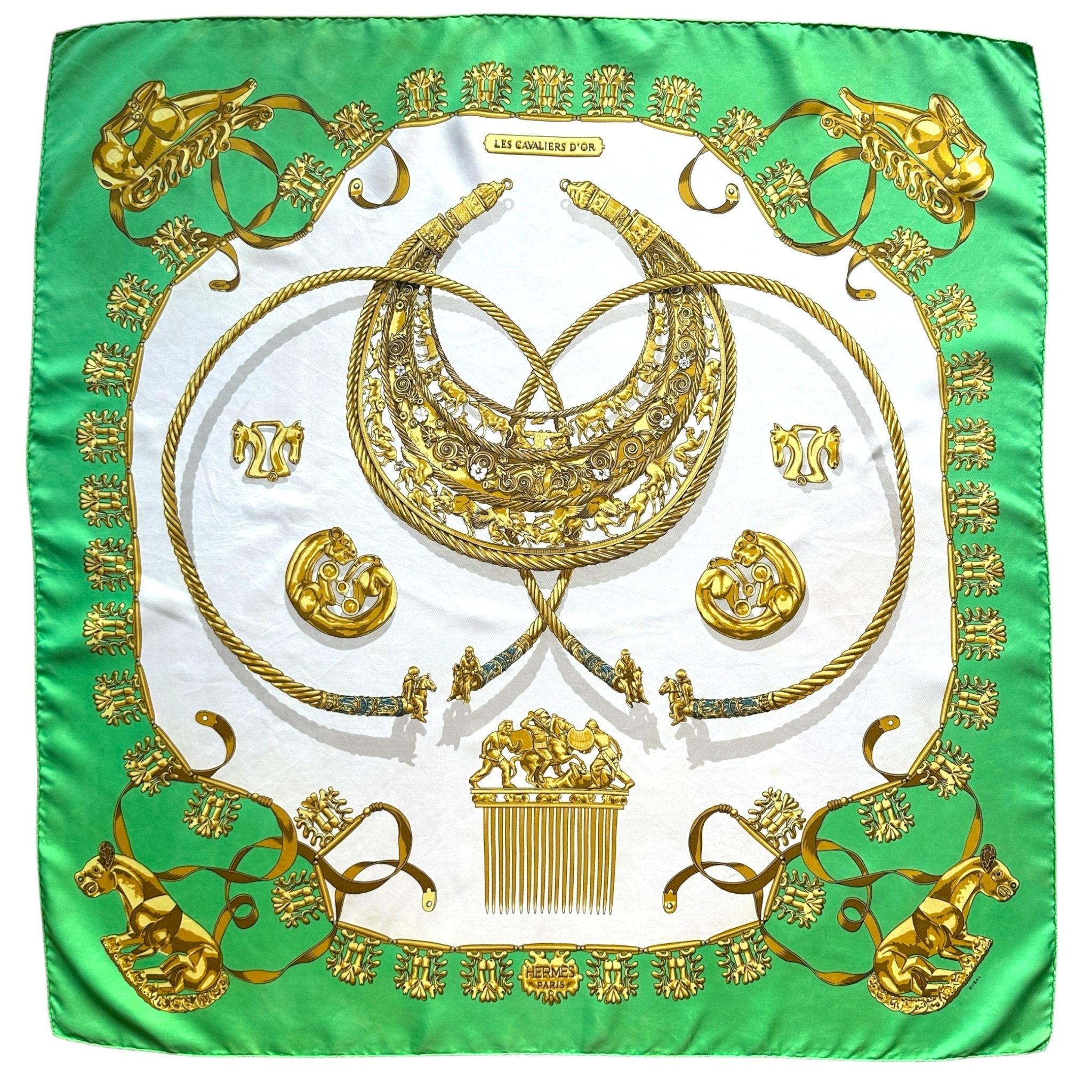 Foulard Hermès Les Cavaliers d’Or 90 cm en soie, dessin de Dimitri Rybaltchenko, fond vert et or