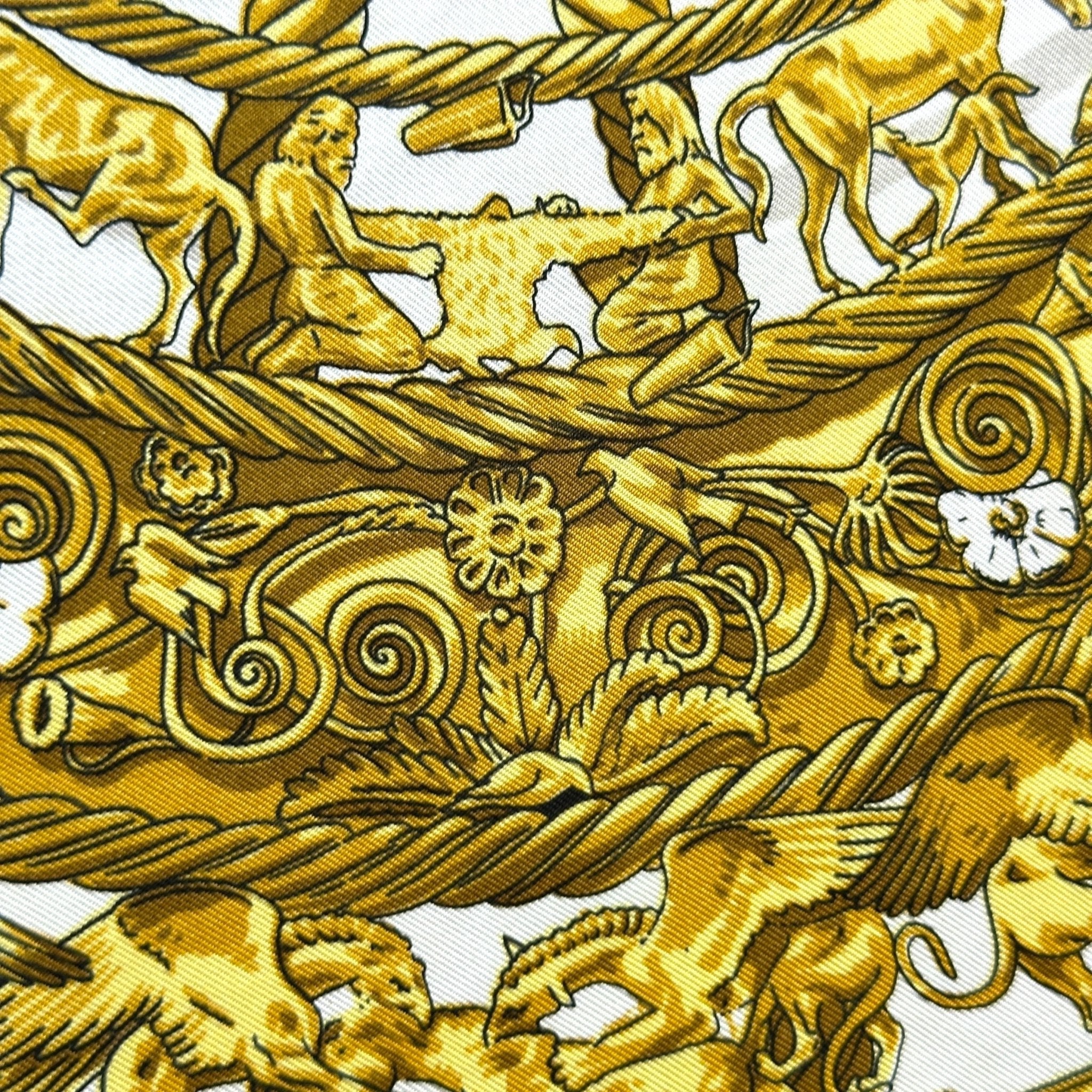 Zoom sur le motif central du foulard Hermès Les Cavaliers d’Or, orfèvrerie scythe