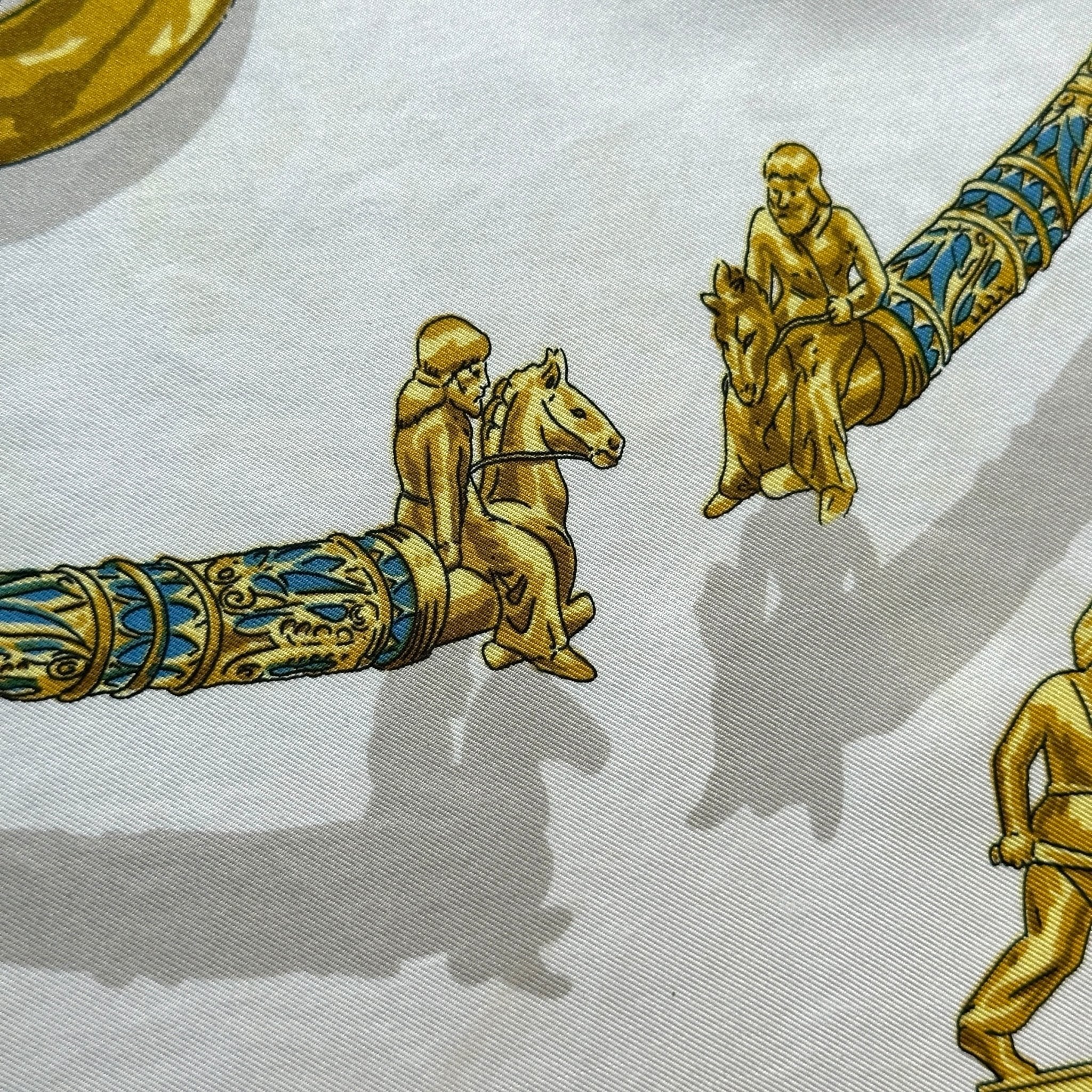 Motifs dorés inspirés de l’art scythe sur foulard Hermès Les Cavaliers d’Or, édition 1975