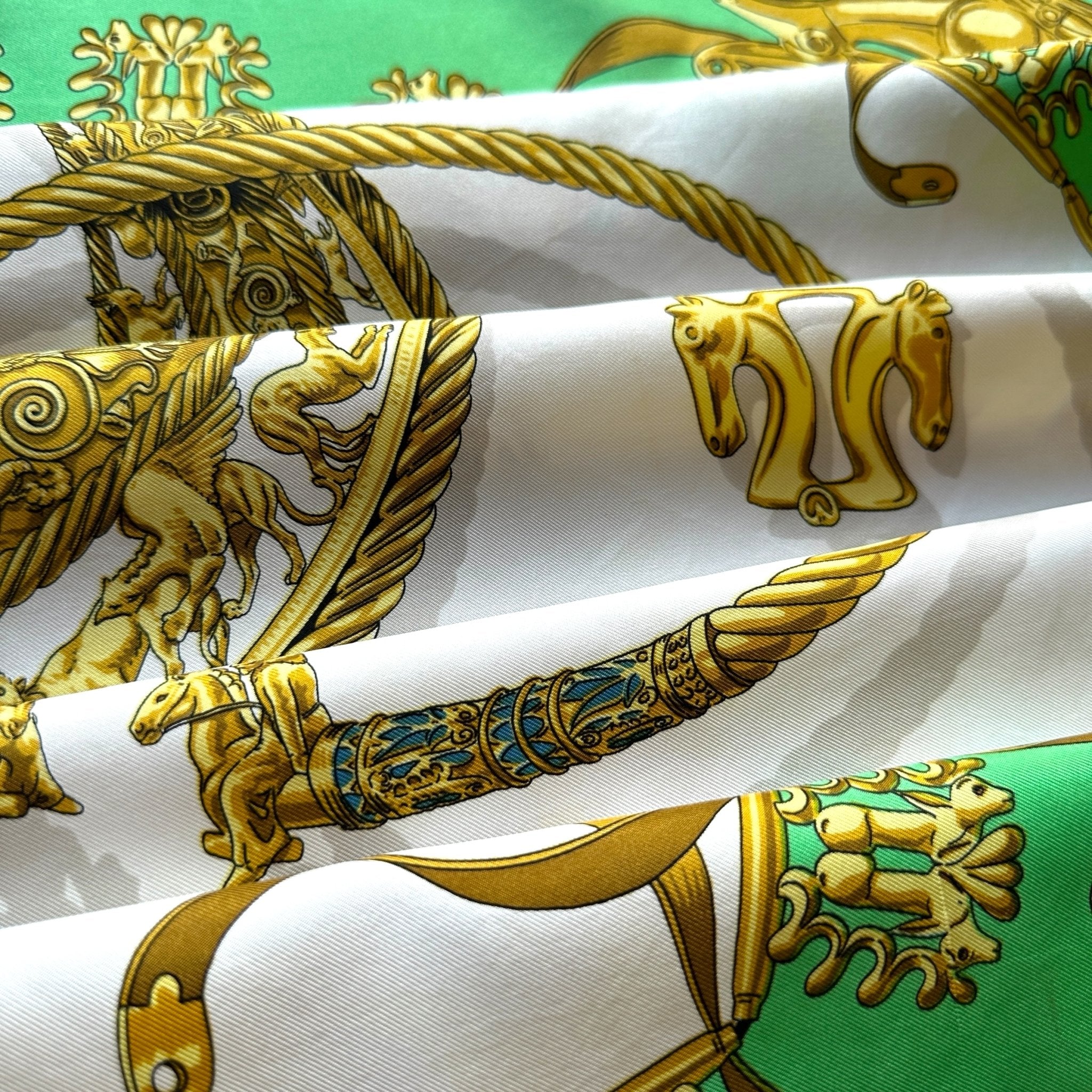 Foulard vintage Hermès Les Cavaliers d’Or, état excellent, coloris or, blanc et vert