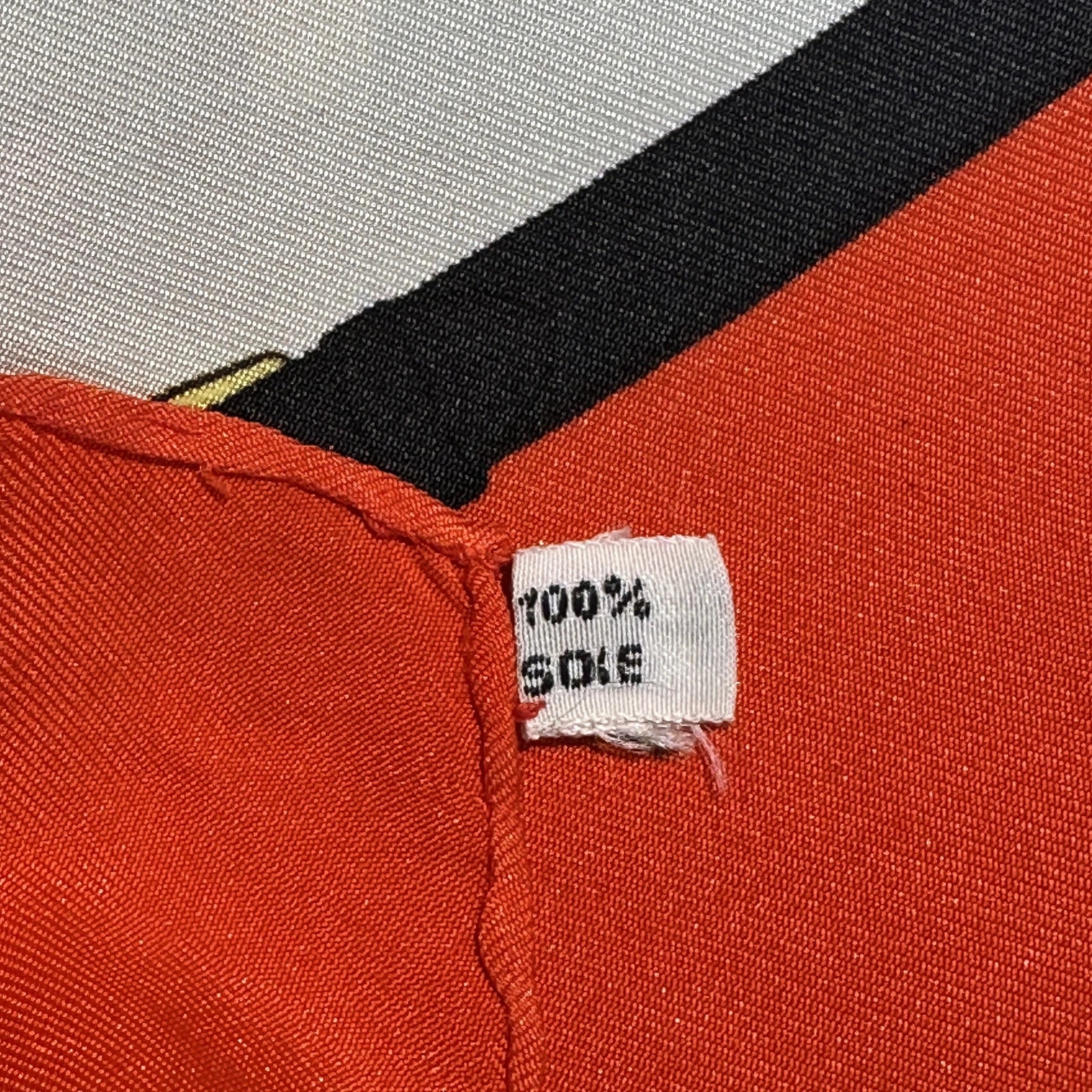 Zoom sur létiquette de composition carré Hermès 1974