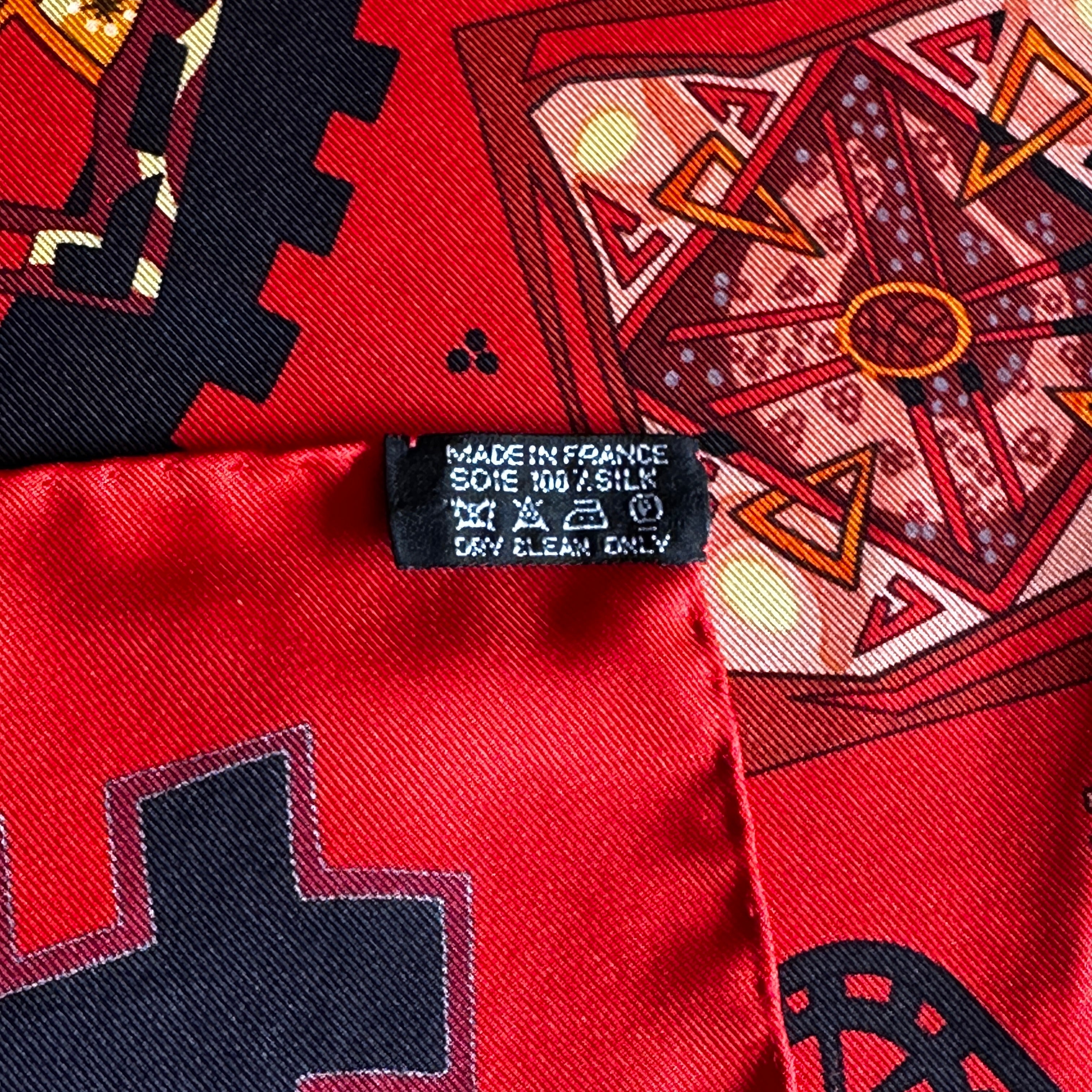 Étiquette de composition soie Made in France et finition roulotté à la main.