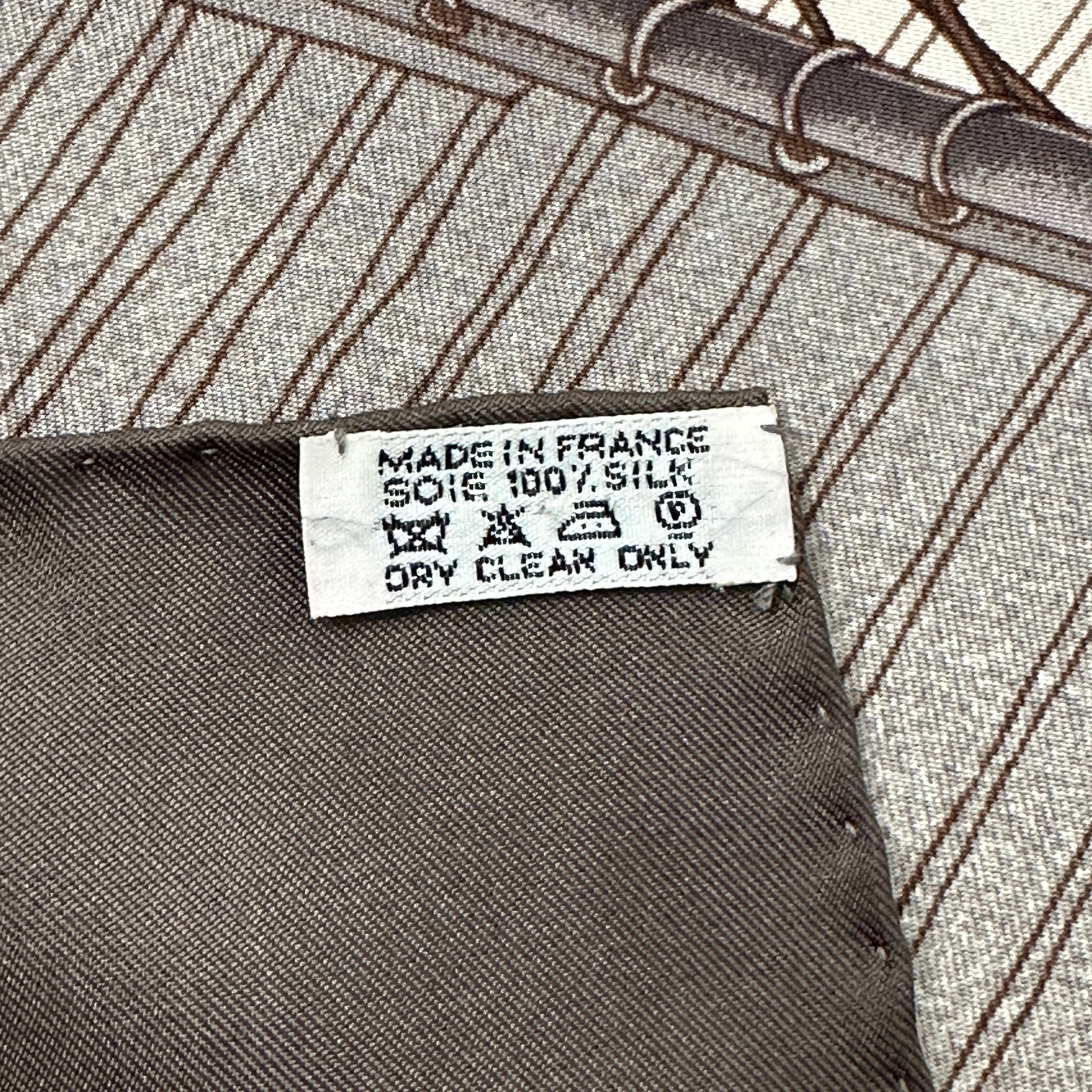 etiquette-de-composition-indiquant-made-in-france-et-100-pour-100-soie