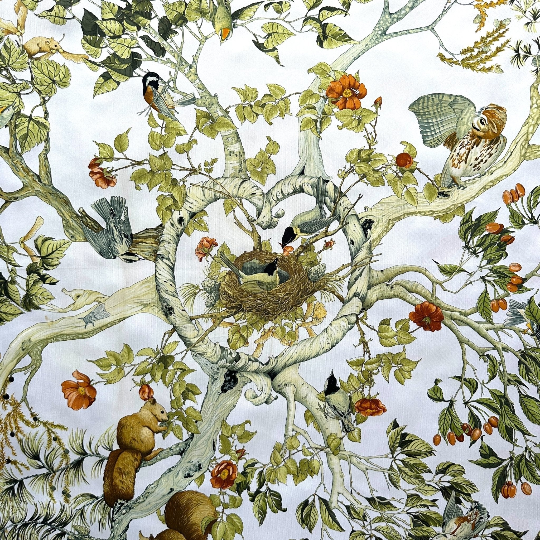 Nom du modèle "Au Cœur des Bois" imprimé sur le foulard