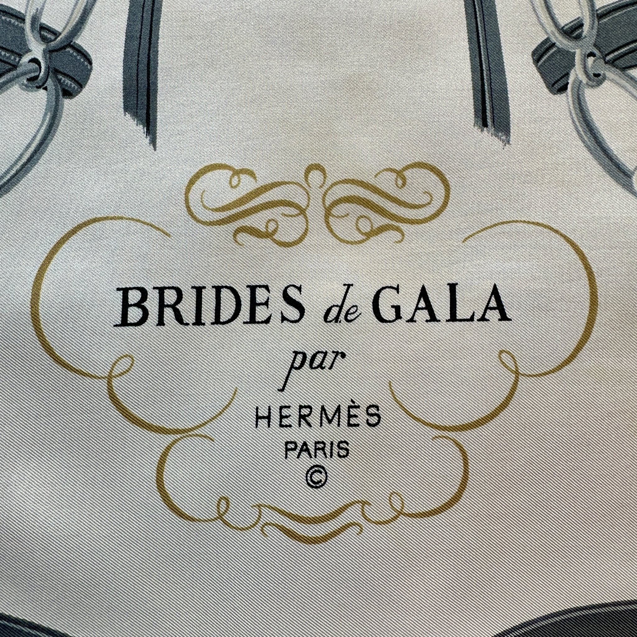 Signature Hermès Paris sur le twill de soie du carré Brides de gala