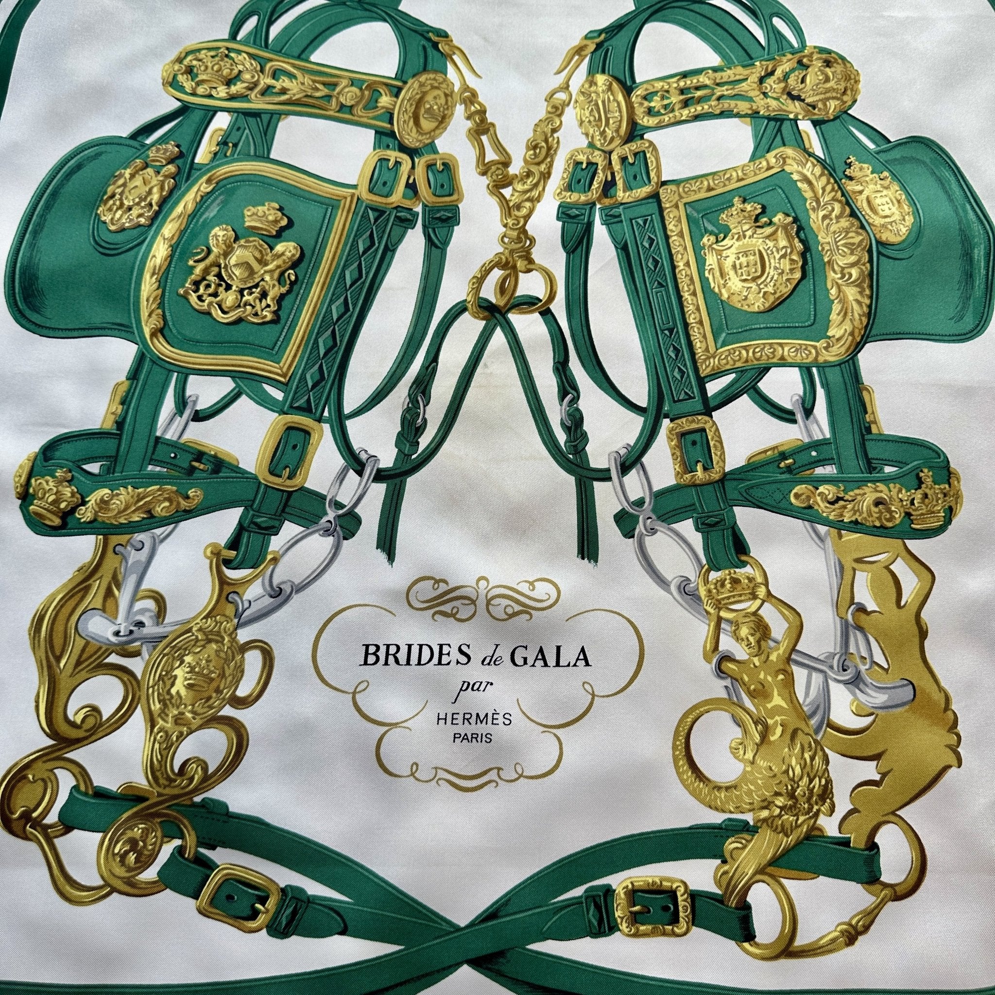 Carré Hermès Brides de gala – Deuxième vue complète, brides dorées sur fond clair