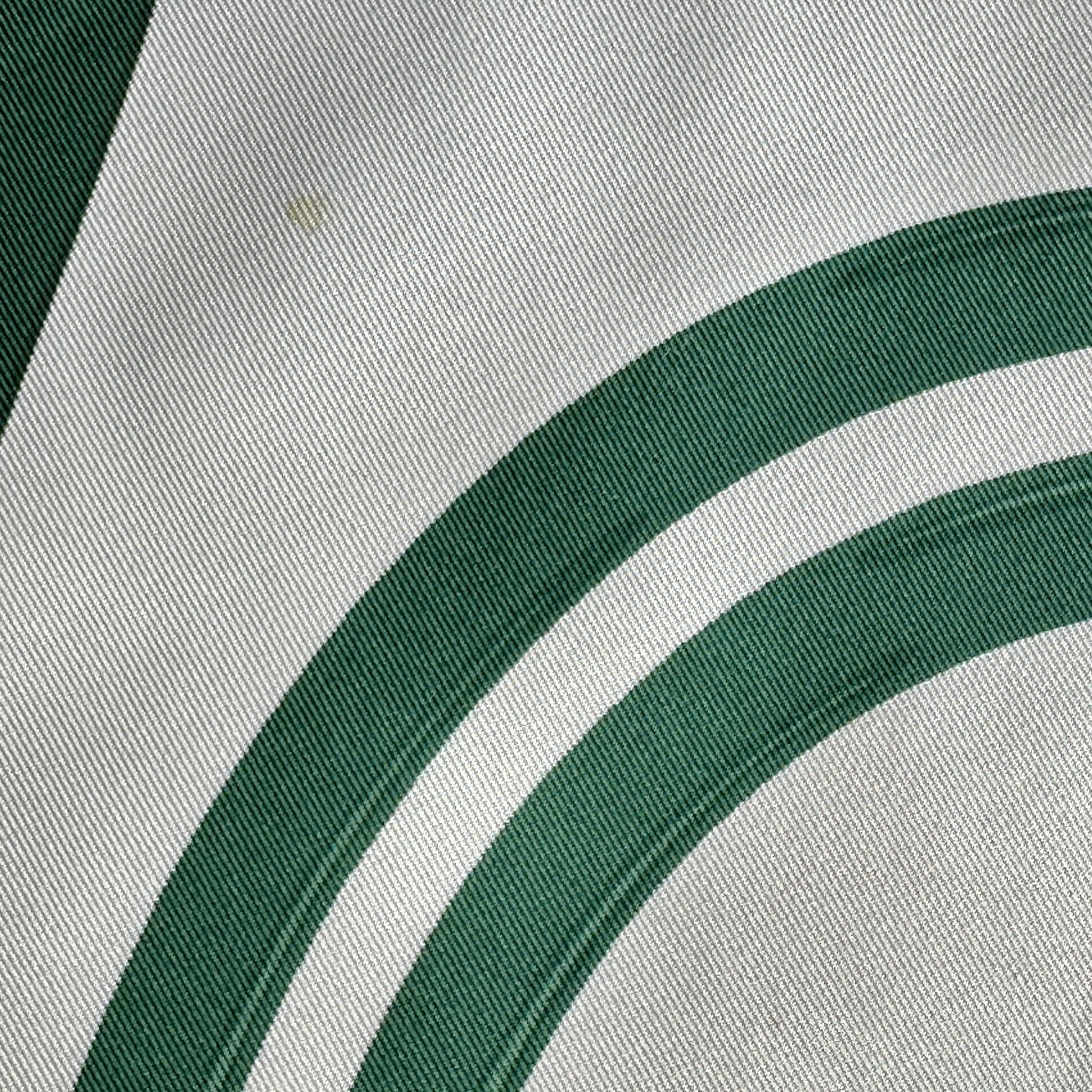 petite tache visible sur le bord du foulard