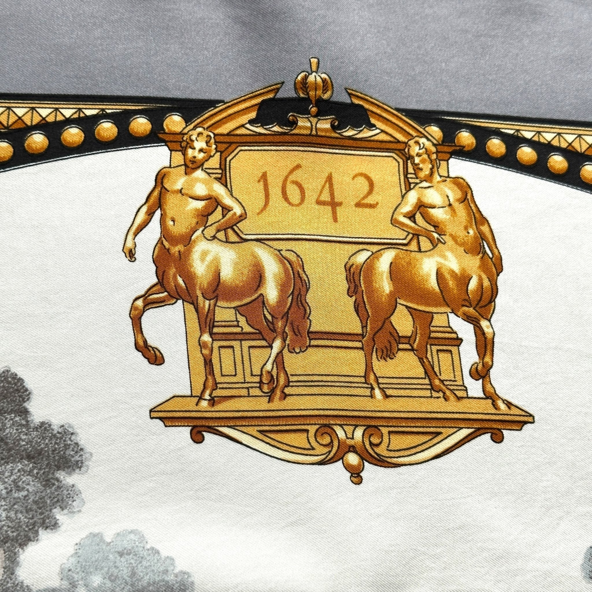 detail du foulard or, blanc et gris