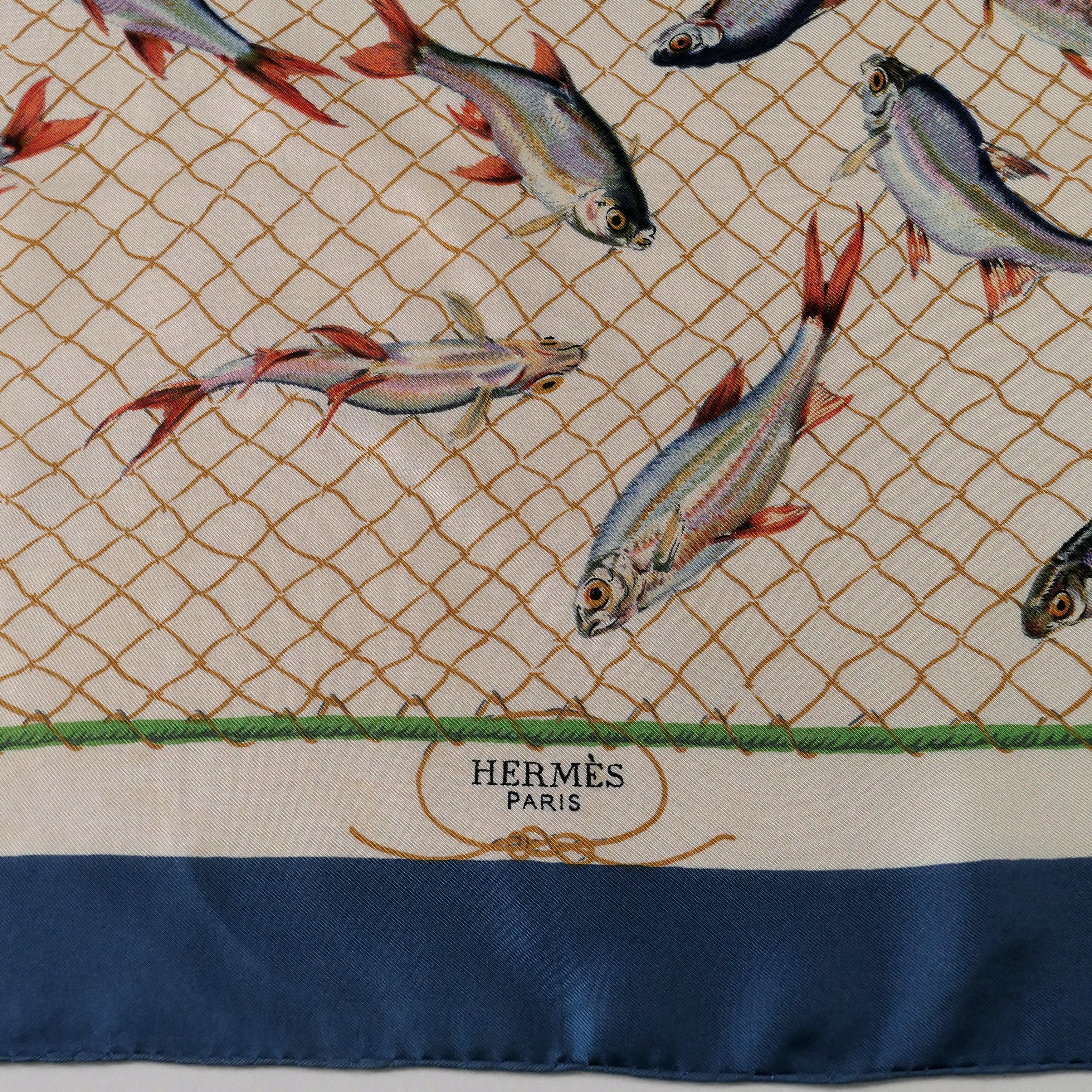 Carré Hermès Coup de Filet 90 cm soie, signature Hermès Paris