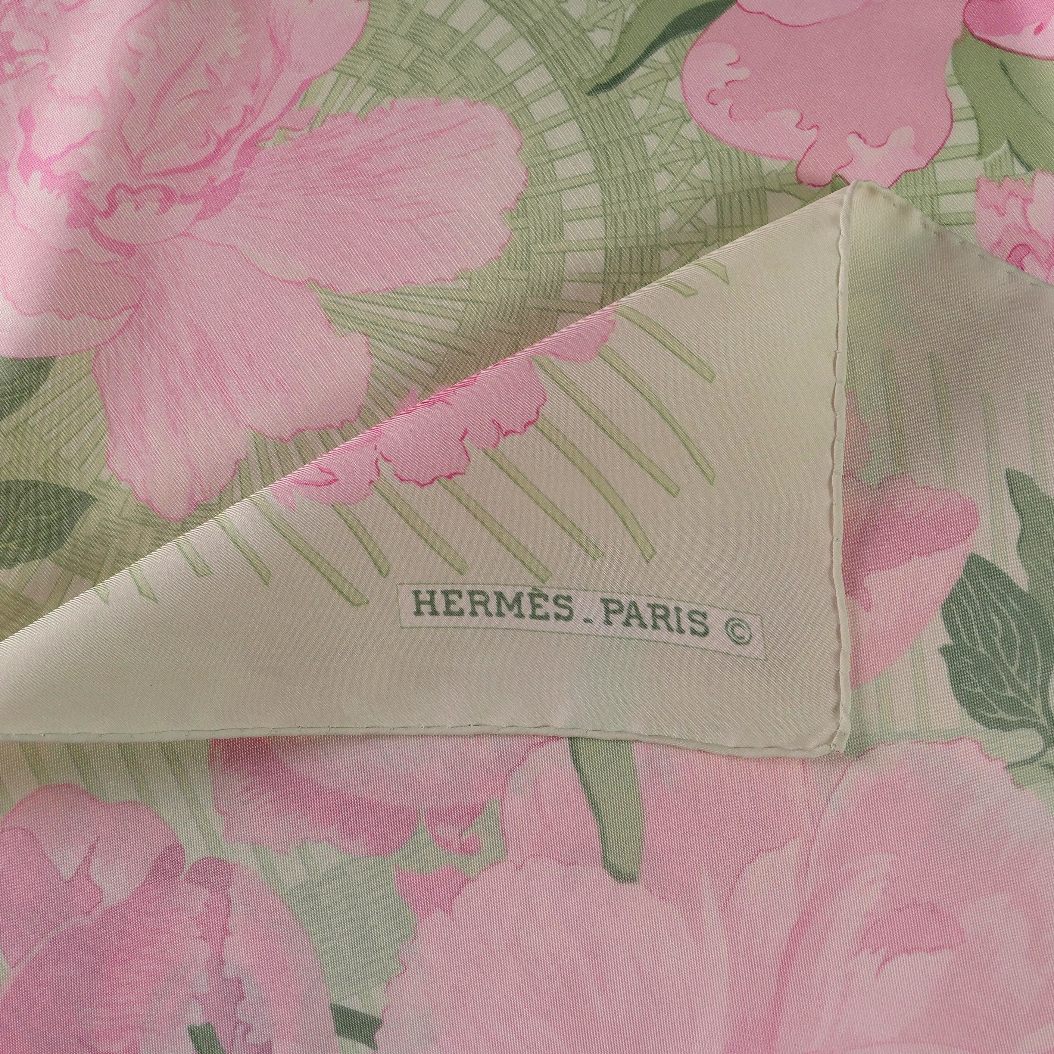 Carré Hermès Les Pivoines 90 cm soie, détail signature Hermès-Paris et roulotté