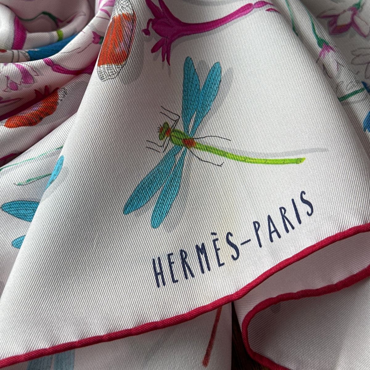 Carré Hermès Dragonflies Leigh Cooke 70 cm soie, drapé avec libellule turquoise et signature Hermès-Paris