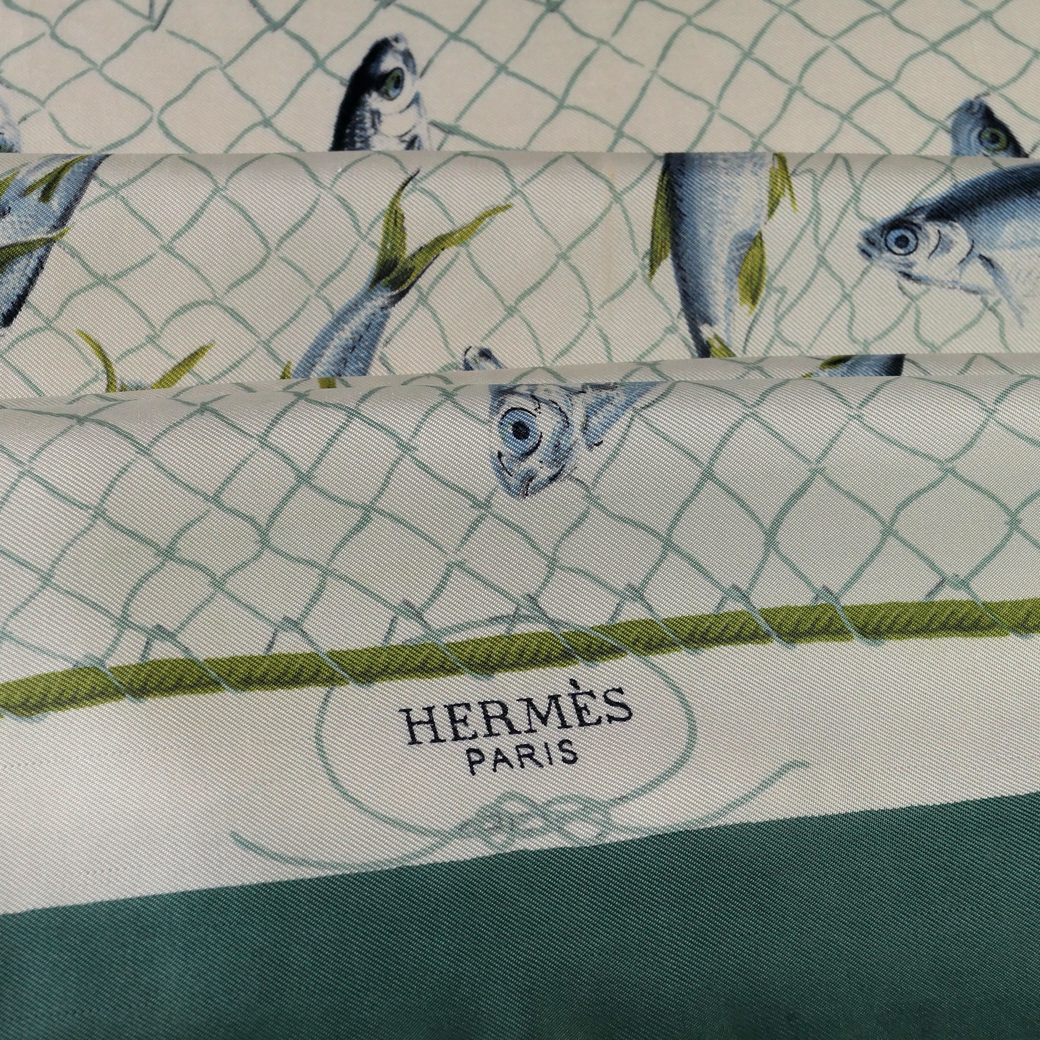 Carré Hermès Coup de Filet 90 cm soie, détail bordure vert forêt et filet maillé
