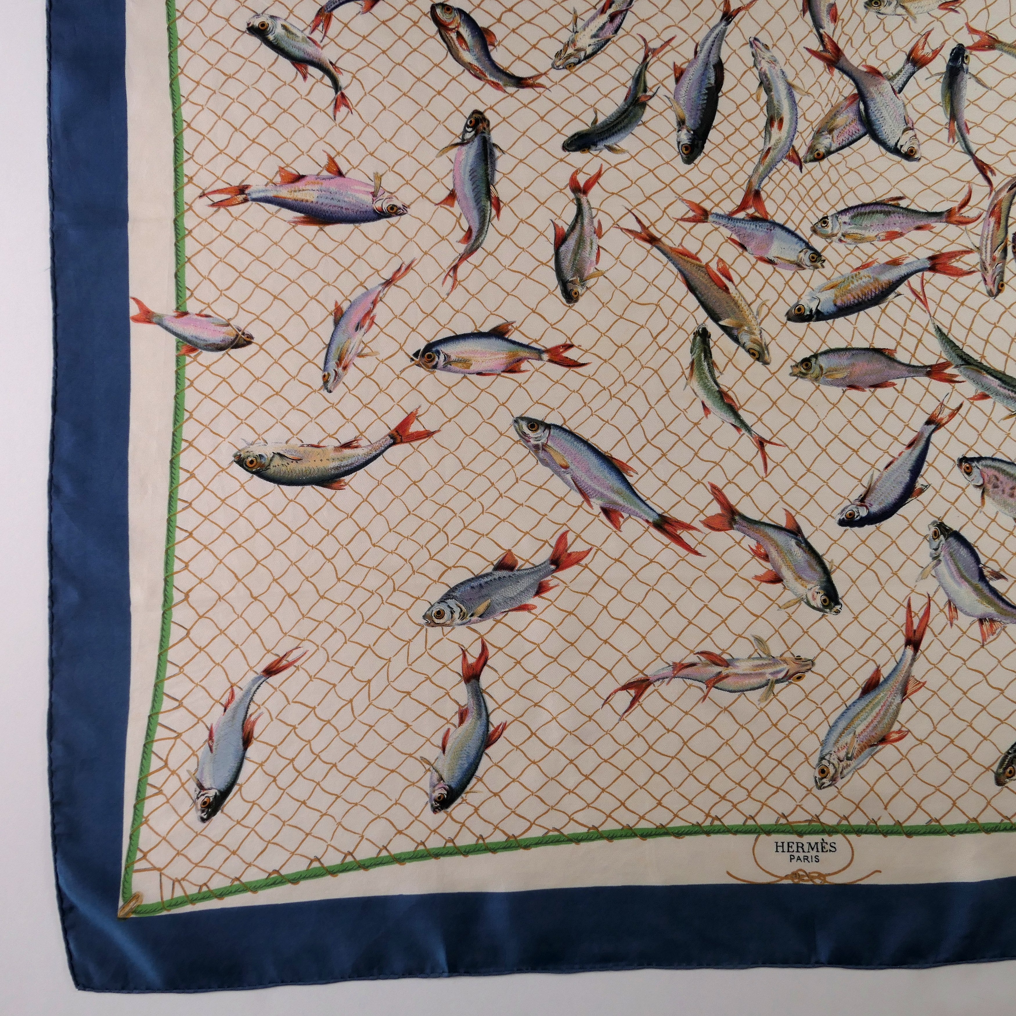 Carré Hermès Coup de Filet 90 cm soie, détail drapé bleu pétrole et poissons