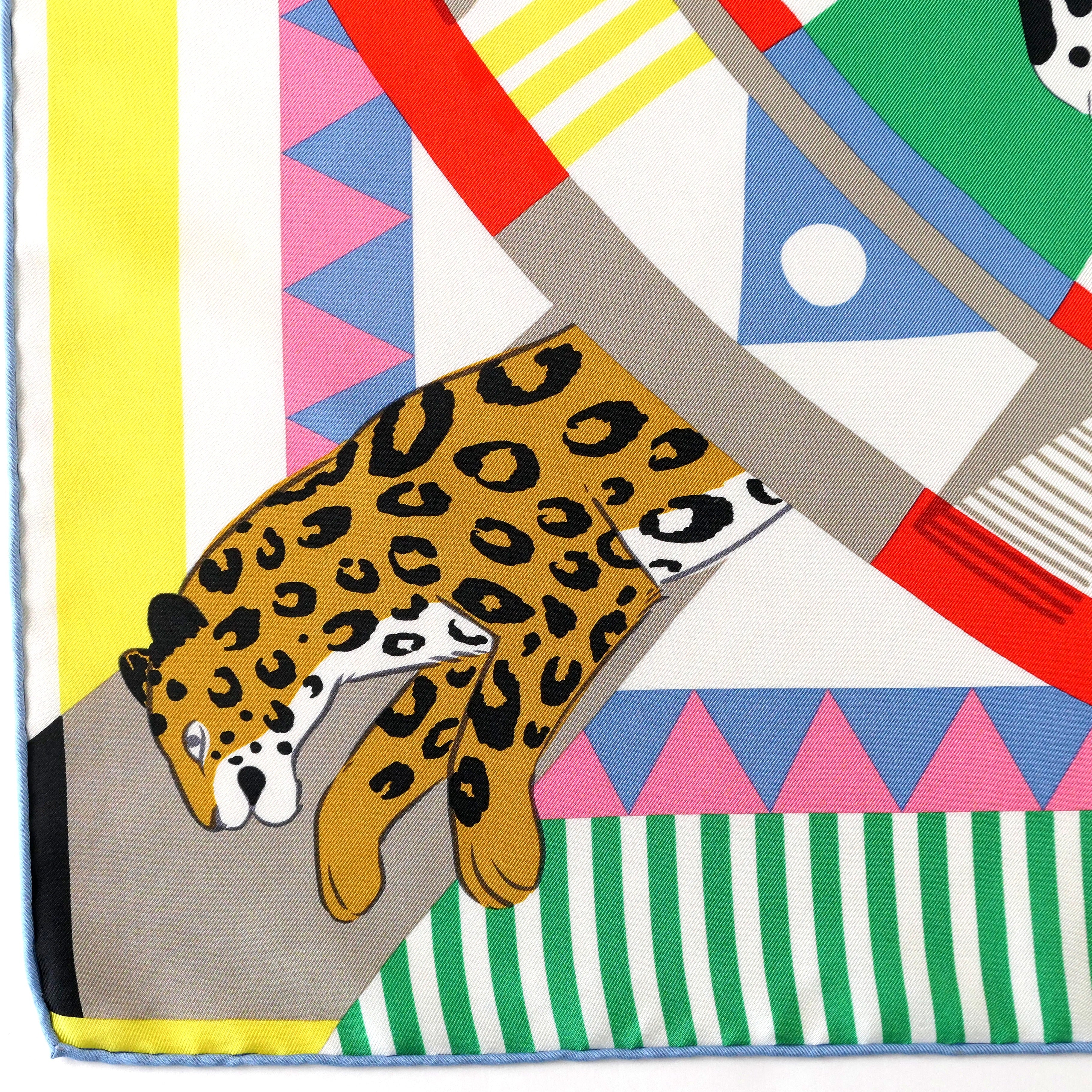 Carré Hermès Le Carrousel du Tigre Royal de Katie Scott, 90 cm soie, détail du léopard endormi en angle