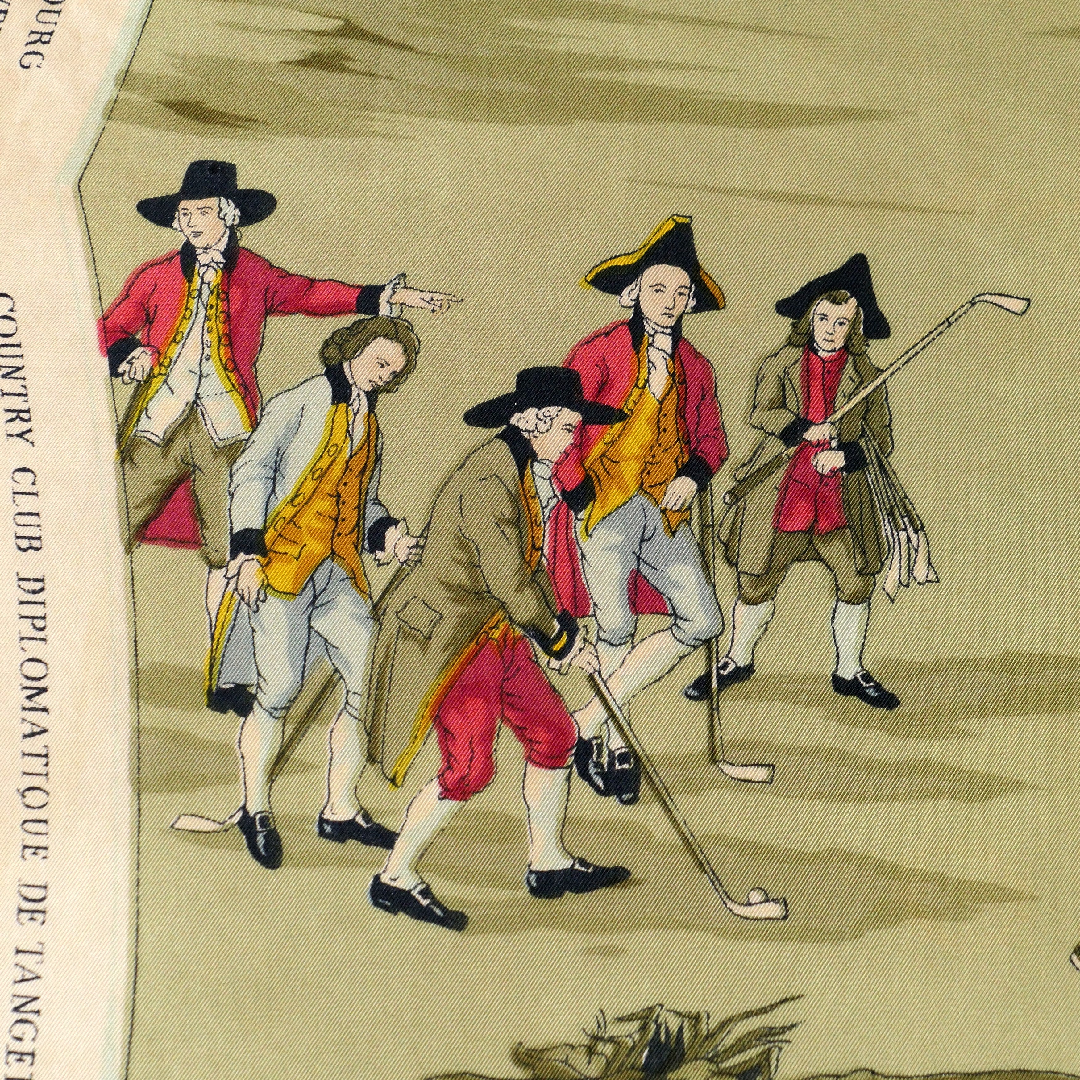 Carré Hermès Noble et très ancien jeu de golf 90 cm soie, détail golfeurs tricorne redingote rouge